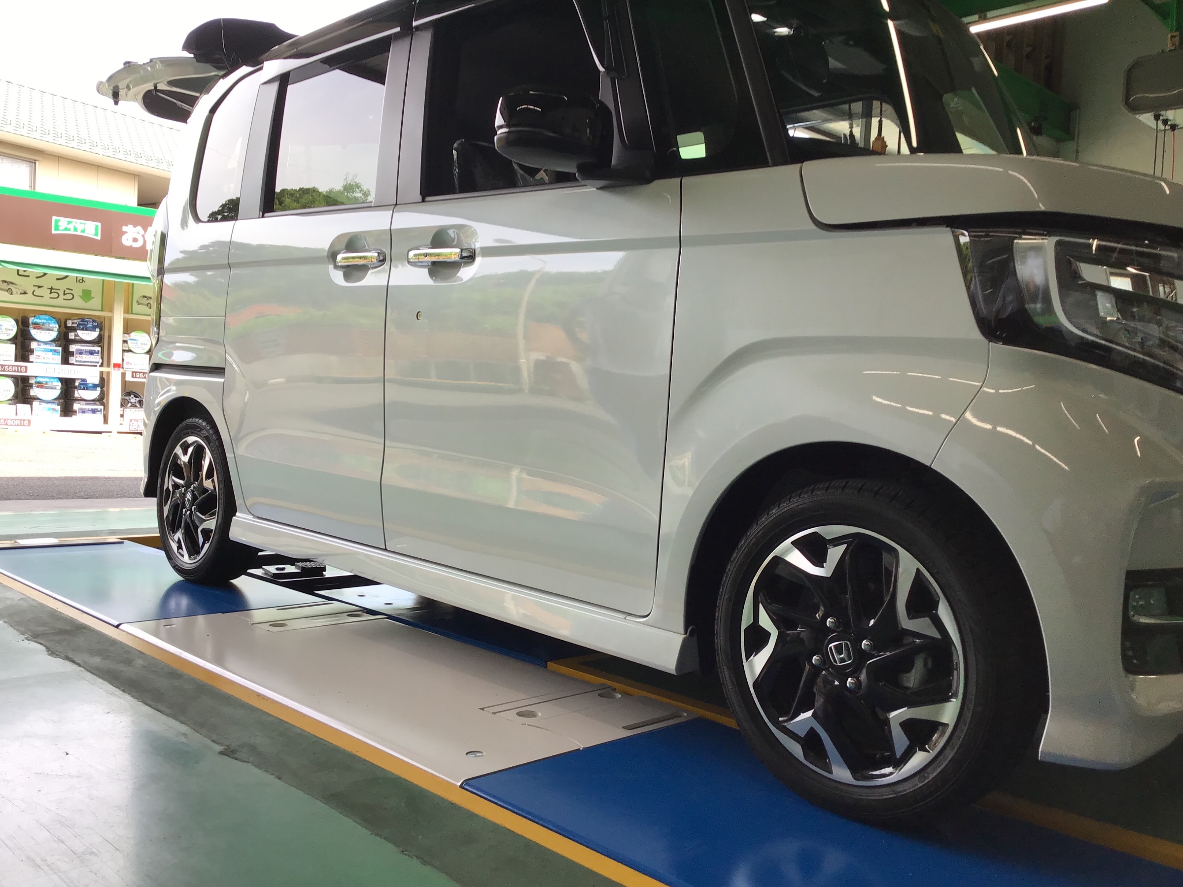 N Boxカスタム Jf3 マフラー交換 車高調取り付けからの ホンダ N Boxカスタム その他 パーツ取付 マフラー類メーター類取付 サービス事例 タイヤ館 大船 神奈川県のタイヤ カー用品ショップ タイヤからはじまる トータルカーメンテナンス タイヤ館グループ