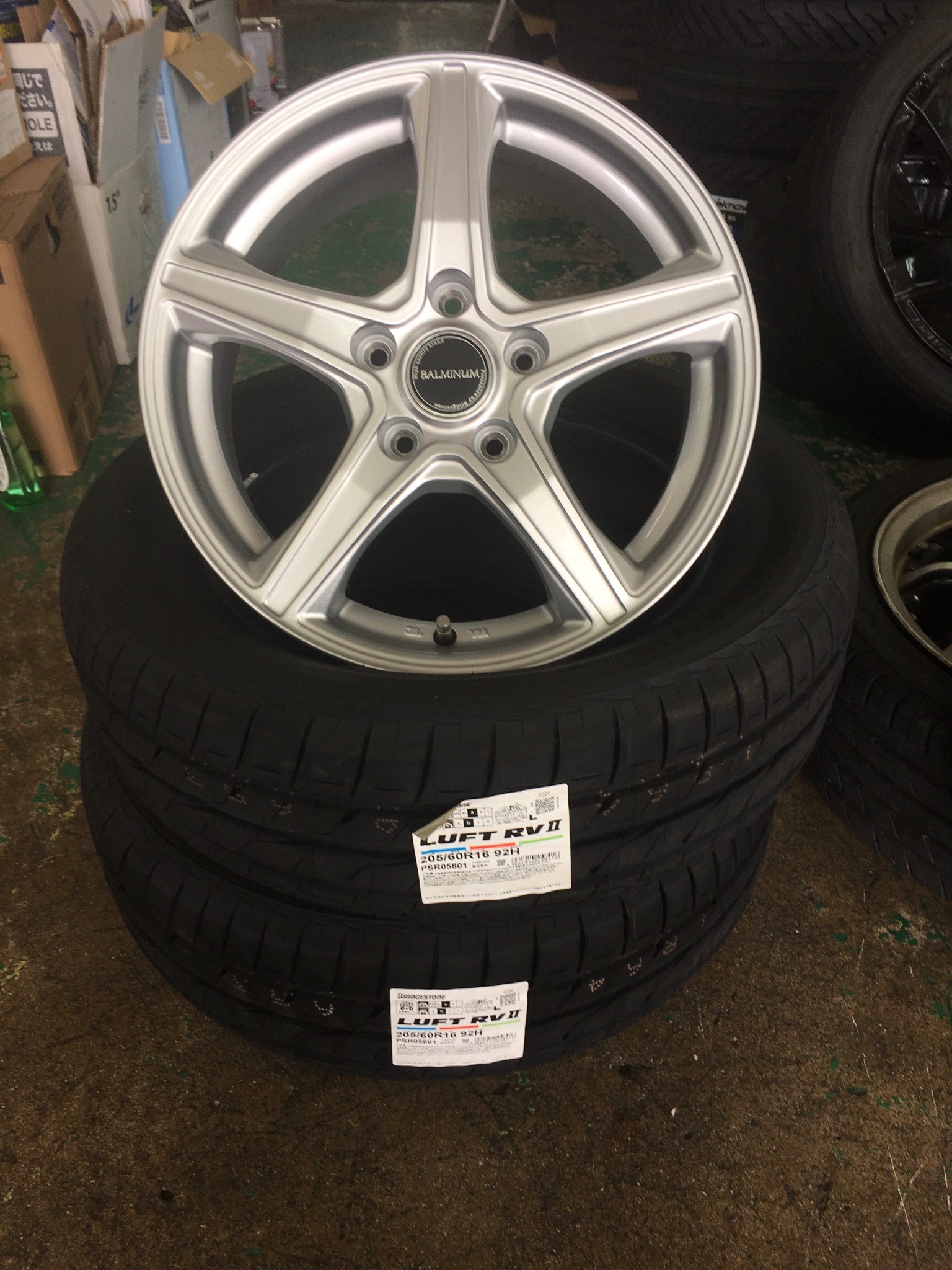 ホンダ ステップワゴン ホイール交換 スタッフ日記 タイヤ館 スペース