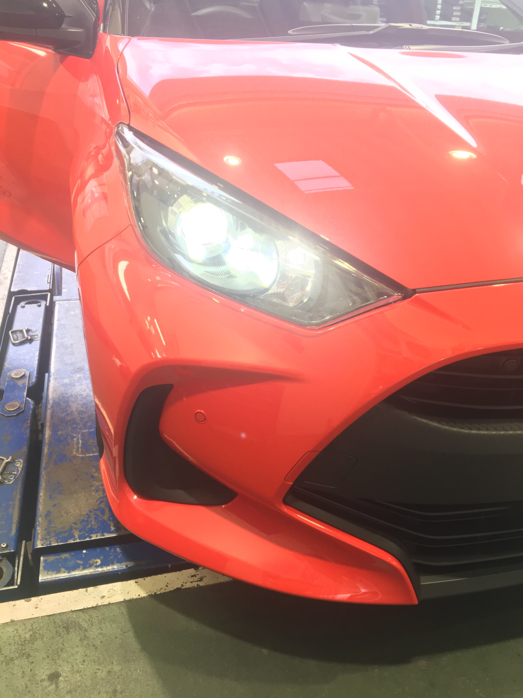 新車のヤリスにledヘッドライト装着 トヨタ ヤリス その他 パーツ取付 各種用品取付 サービス事例 タイヤ館 楢原 東京都のタイヤ カー用品ショップ タイヤからはじまる トータルカーメンテナンス タイヤ館グループ