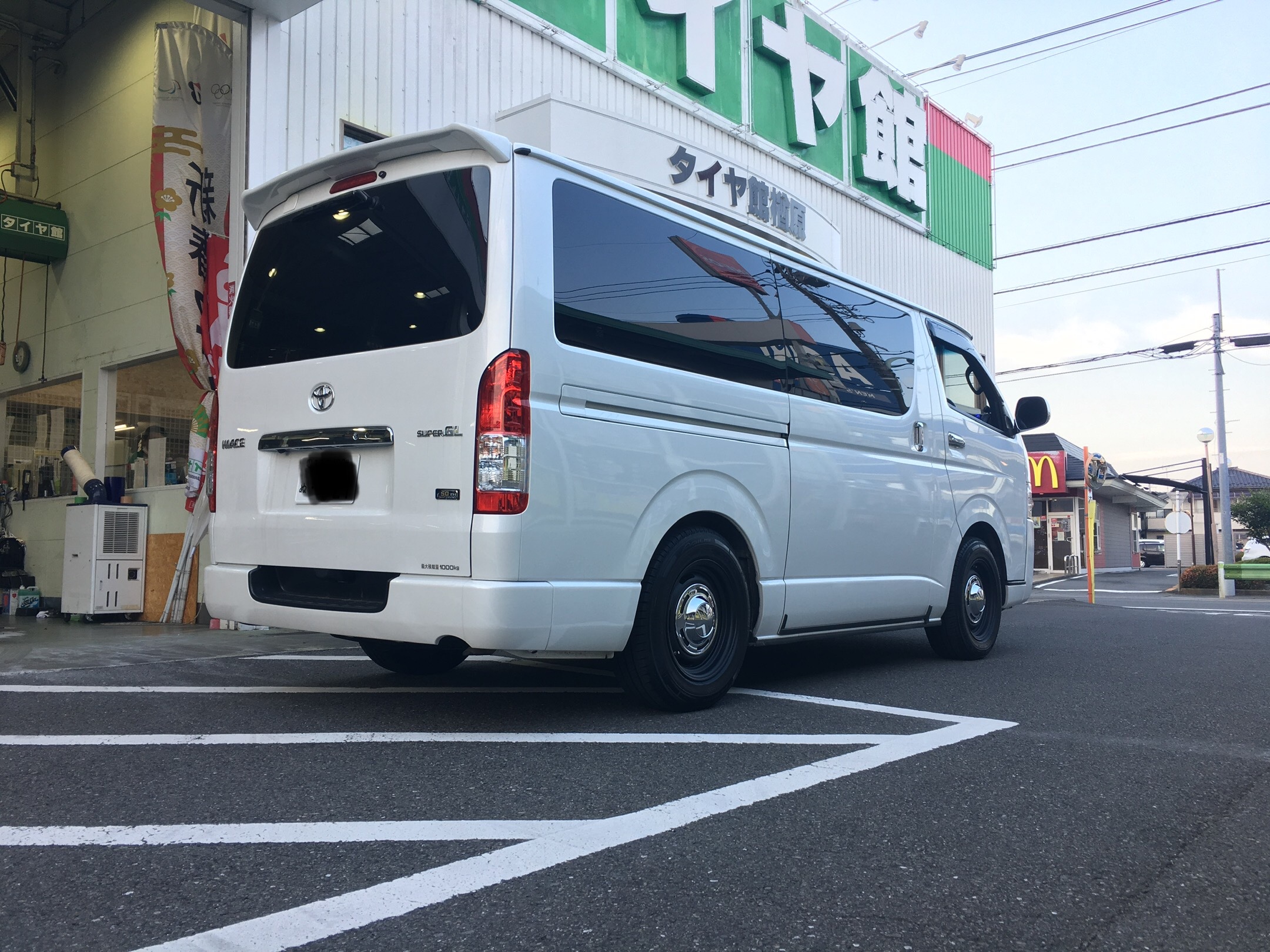 ハイエースの4wdにdeenクロスカントリー装着 トヨタ ハイエース ホイール タイヤ ホイール関連 タイヤ ホイール交換 サービス事例 タイヤ館 楢原 東京都のタイヤ カー用品ショップ タイヤからはじまる トータルカーメンテナンス タイヤ館グループ