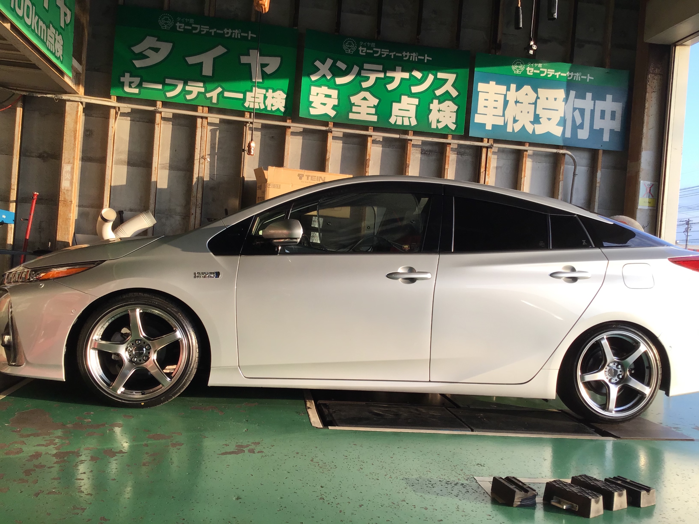 プリウスphv カスタム Work Emotion T5r 取り付け 大分市 皆春 タイヤ館森町通り トヨタ プリウスphv ホイール タイヤ ホイール関連 タイヤ ホイール交換 作業紹介 タイヤ館 森町通り タイヤからはじまる トータルカーメンテナンス タイヤ館グループ