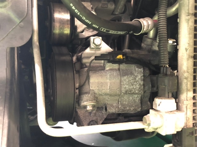 日産 E11 ノート エアコンコンプレッサー 交換をしましたっ 日産 ノート その他 技術サービス施工事例 タイヤ館 福岡東 タイヤからはじまる トータルカーメンテナンス タイヤ館グループ