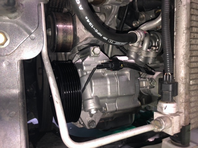 日産 E11 ノート エアコンコンプレッサー 交換をしましたっ 日産 ノート その他 技術サービス施工事例 タイヤ館 福岡東 タイヤからはじまる トータルカーメンテナンス タイヤ館グループ