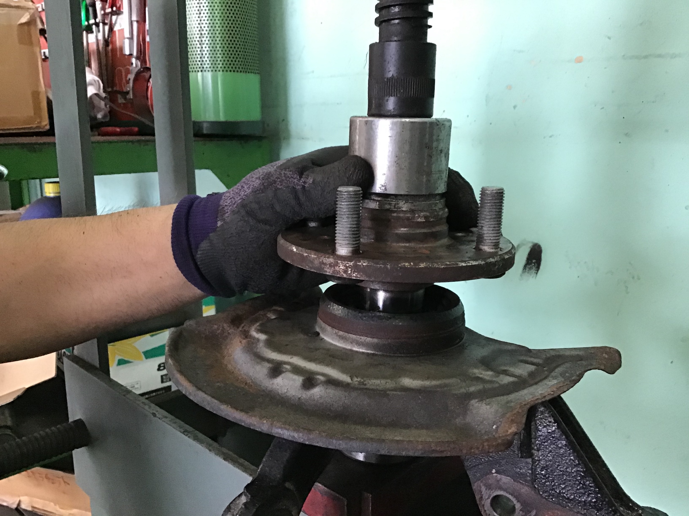 ダイハツ ムーヴ L175S フロントハブベアリング交換 | サービス事例 | タイヤ館 鶴岡 | 山形県のタイヤ、カー用品ショップ  タイヤからはじまる、トータルカーメンテナンス タイヤ館グループ