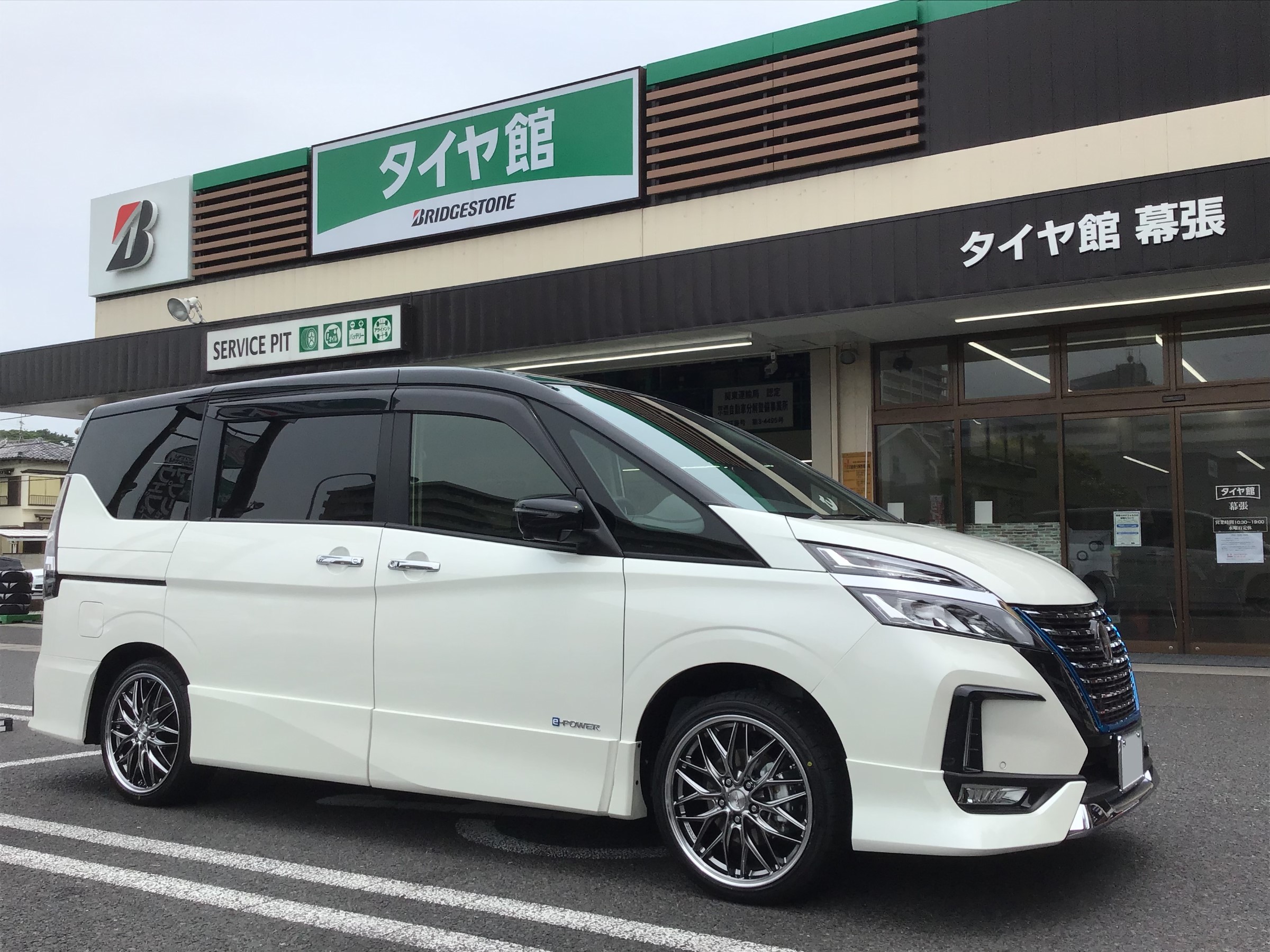 日産・セレナ タイヤ＆ホイールセット取付 | 日産 セレナe-POWER