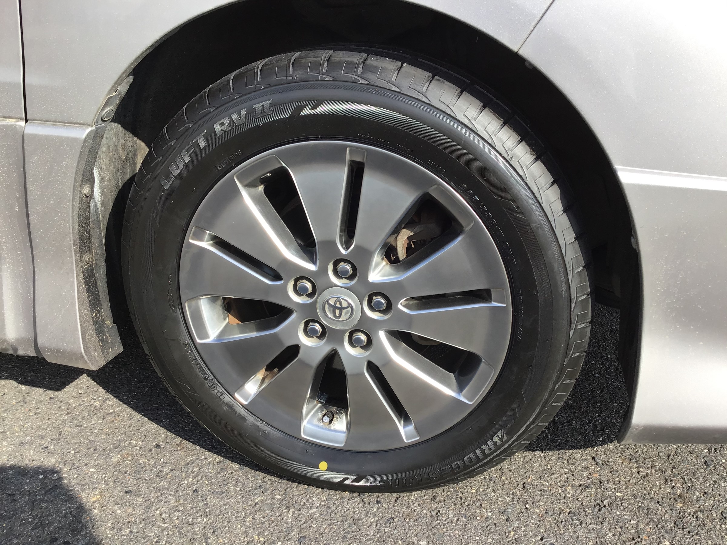 ミニバンのガニ股は致命的！ トヨタ アルファード タイヤ タイヤ・ホイール関連 > タイヤ・ホイール交換 お