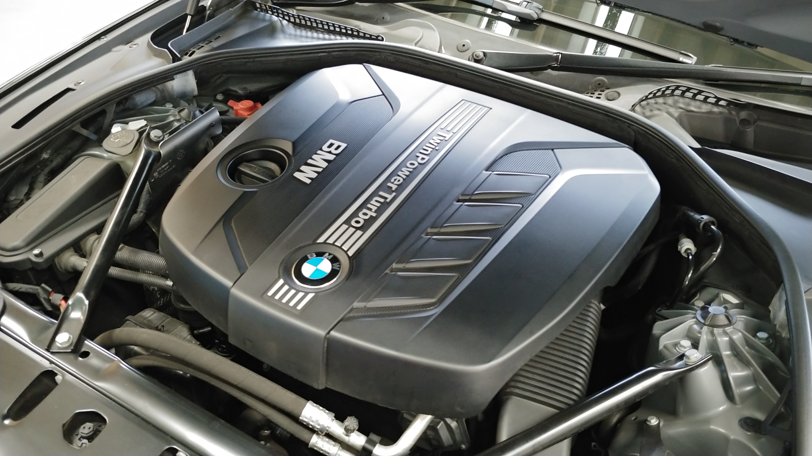 BMW 523d （F10）オイルフィルター交換！ | BMW 5シリーズ オイル関連 > エンジンオイル交換 | ☆スタッフブログ☆ | タイヤ館  松江南 | タイヤからはじまる、トータルカーメンテナンス タイヤ館グループ
