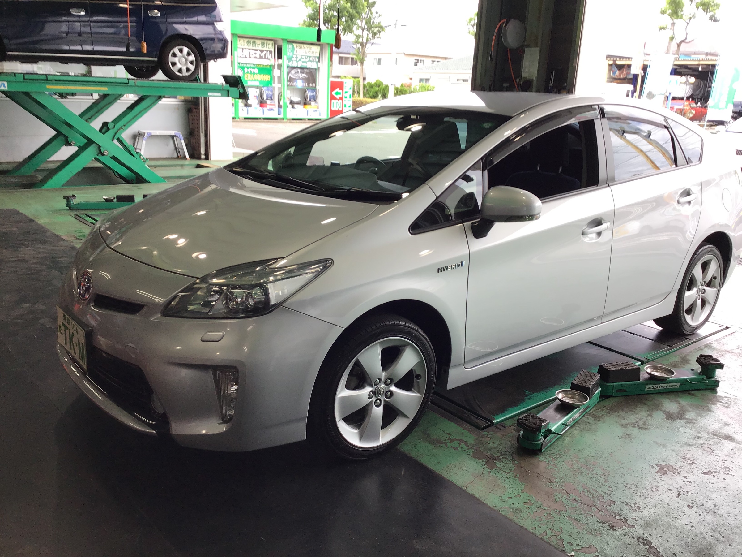 呼んでますよ！リフレッシュさん！ トヨタ プリウス 足回り交換 カヤバ ...