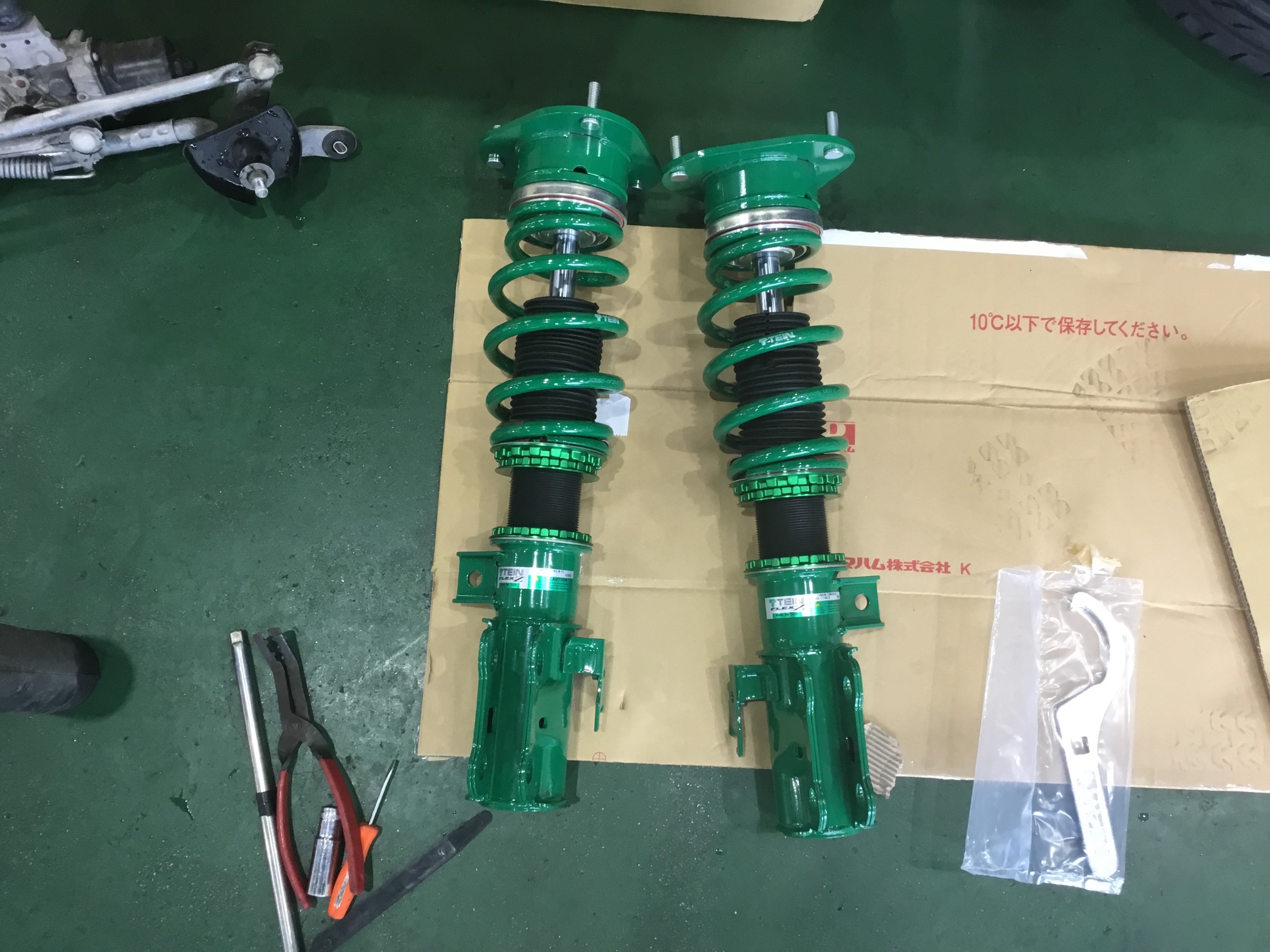 Zvw41w プリウスa 車高調取り付け スタッフ日記 タイヤ館 函館日の出 タイヤからはじまる トータルカーメンテナンス タイヤ館グループ