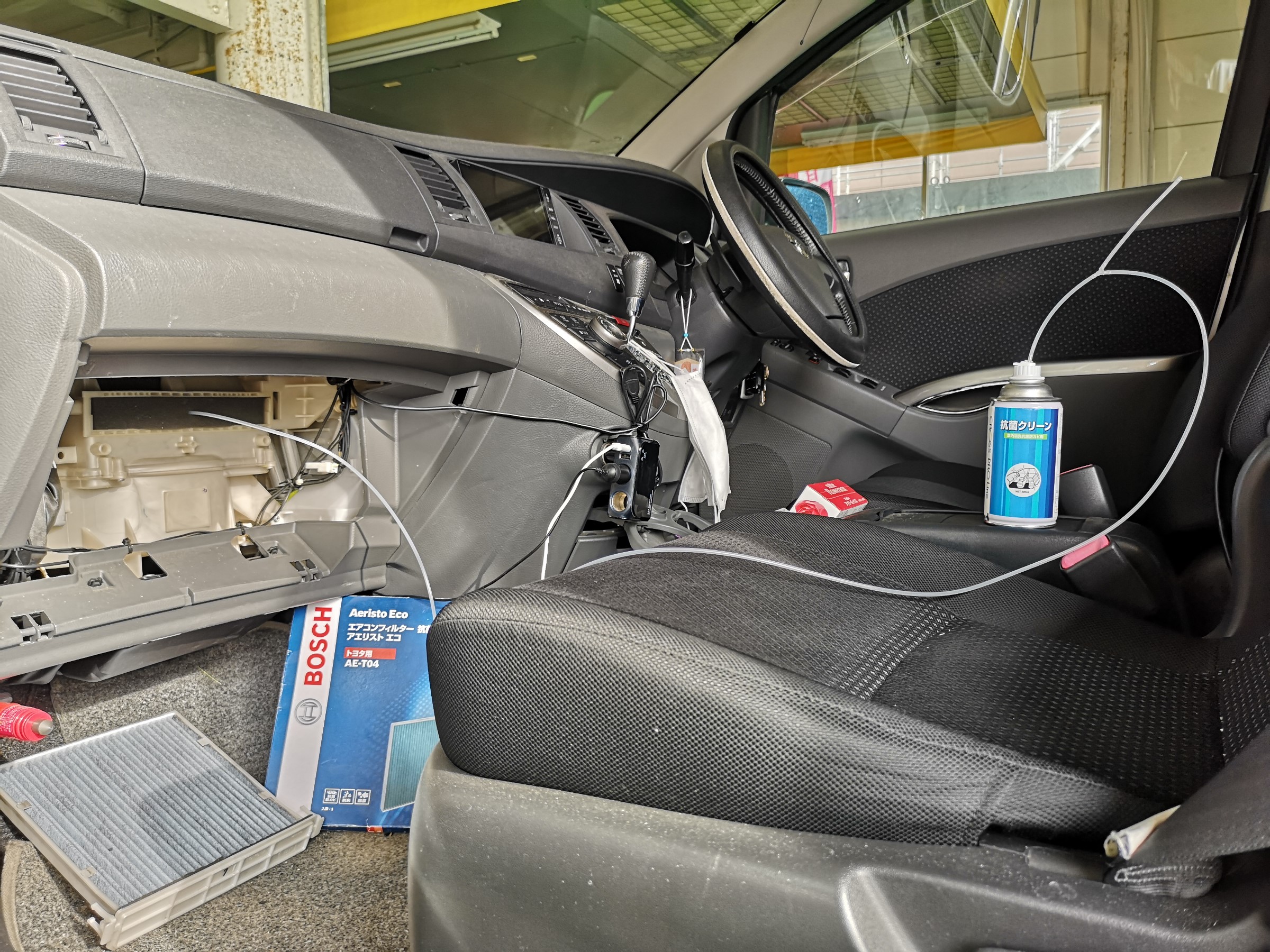 トヨタ アイシス エアコンフィルター交換とエアコン消臭です トヨタ アイシス メンテナンス商品 カー用品取付 車内消臭 サービス事例 タイヤ館 秋田 秋田県のタイヤ カー用品ショップ タイヤからはじまる トータルカーメンテナンス タイヤ館グループ