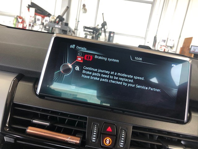 BMW F45 218ｄ 前後ﾌﾞﾚｰｷﾊﾟｯﾄﾞ交換 | BMW 2シリーズ | サービス事例 | タイヤ館 多摩境 |  タイヤからはじまる、トータルカーメンテナンス タイヤ館グループ