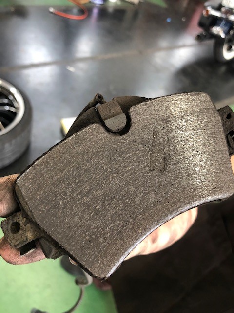BMW F45 218ｄ 前後ﾌﾞﾚｰｷﾊﾟｯﾄﾞ交換 | BMW 2シリーズ | サービス事例 | タイヤ館 多摩境 |  タイヤからはじまる、トータルカーメンテナンス タイヤ館グループ