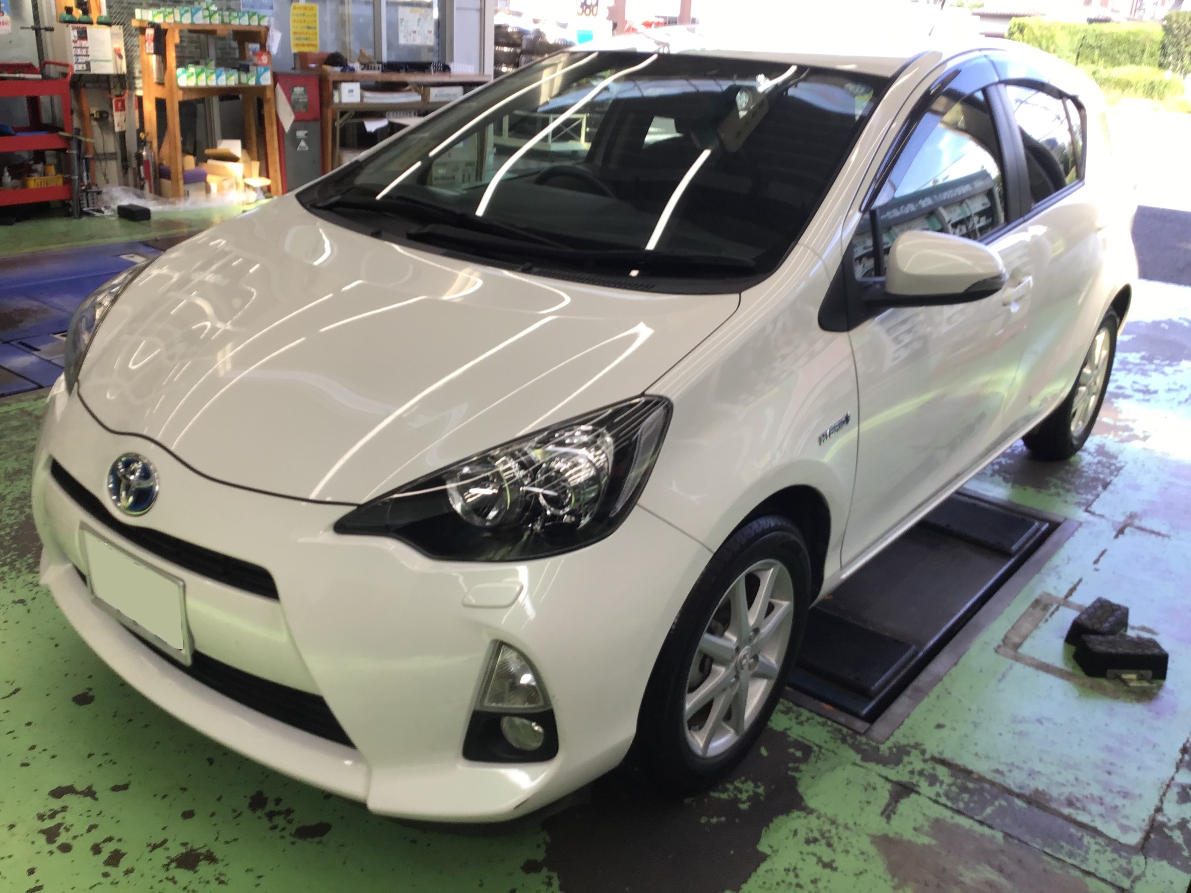 トヨタ・アクア】車内抗菌消臭＆エアコンフィルター交換♪ | トヨタ アクア メンテナンス商品 パーツ取付 > 各種用品取付 | サービス事例 |  タイヤ館 取手 | 茨城県のタイヤ、カー用品ショップ タイヤからはじまる、トータルカーメンテナンス タイヤ館グループ