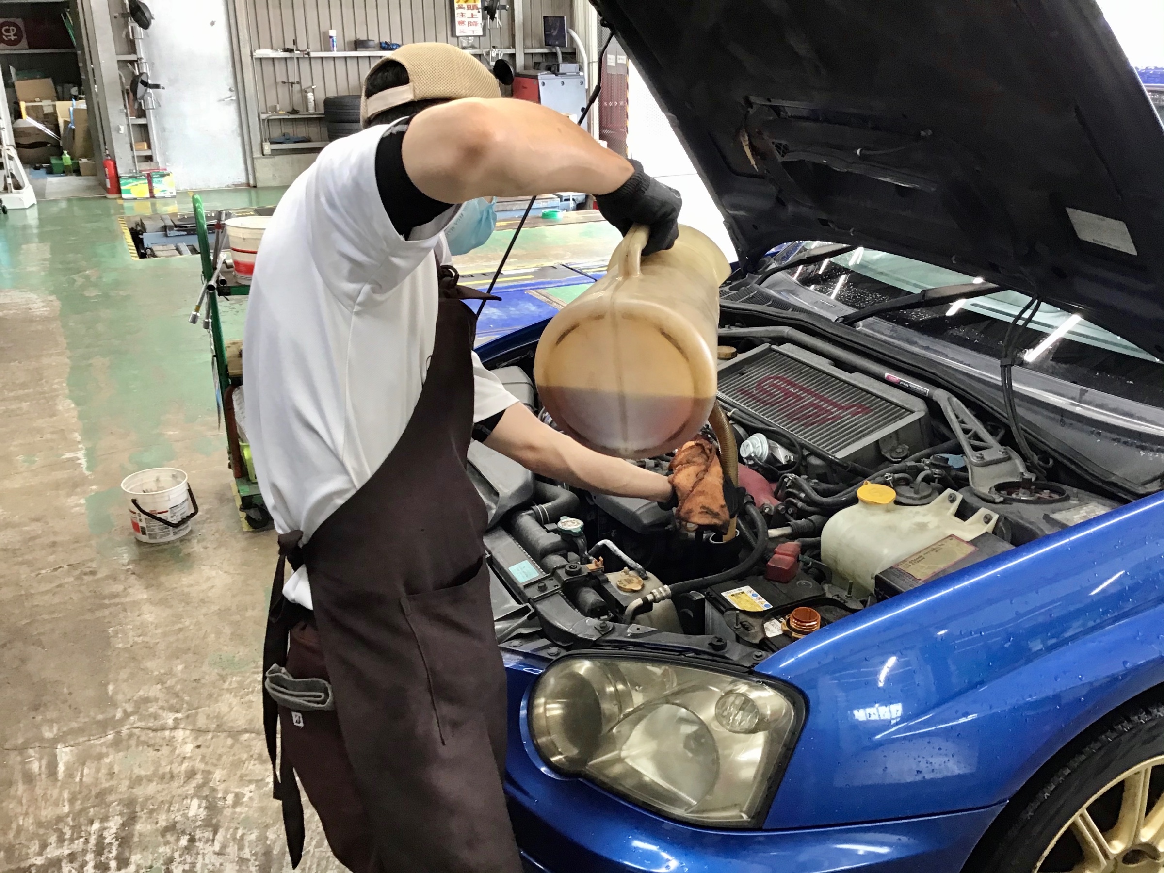 インプレッサwrx Sti Gdb型 オイル交換 スバル インプレッサwrx Sti メンテナンス商品 オイル関連 エンジンオイル交換 サービス事例 タイヤ館 ２９４谷和原ｲﾝﾀｰ 茨城県のタイヤ カー用品ショップ タイヤからはじまる トータルカーメンテナンス タイヤ館グループ