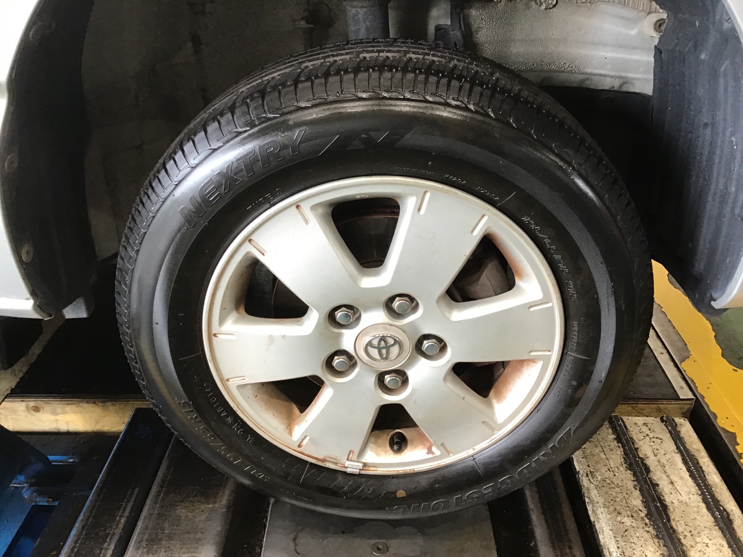 Bsのオールシーズンタイヤ取り付け S ﾉ ﾉ トヨタ ノア タイヤ タイヤ ホイール関連 タイヤ ホイール交換 サービス事例 タイヤ館 深谷 タイヤからはじまる トータルカーメンテナンス タイヤ館グループ