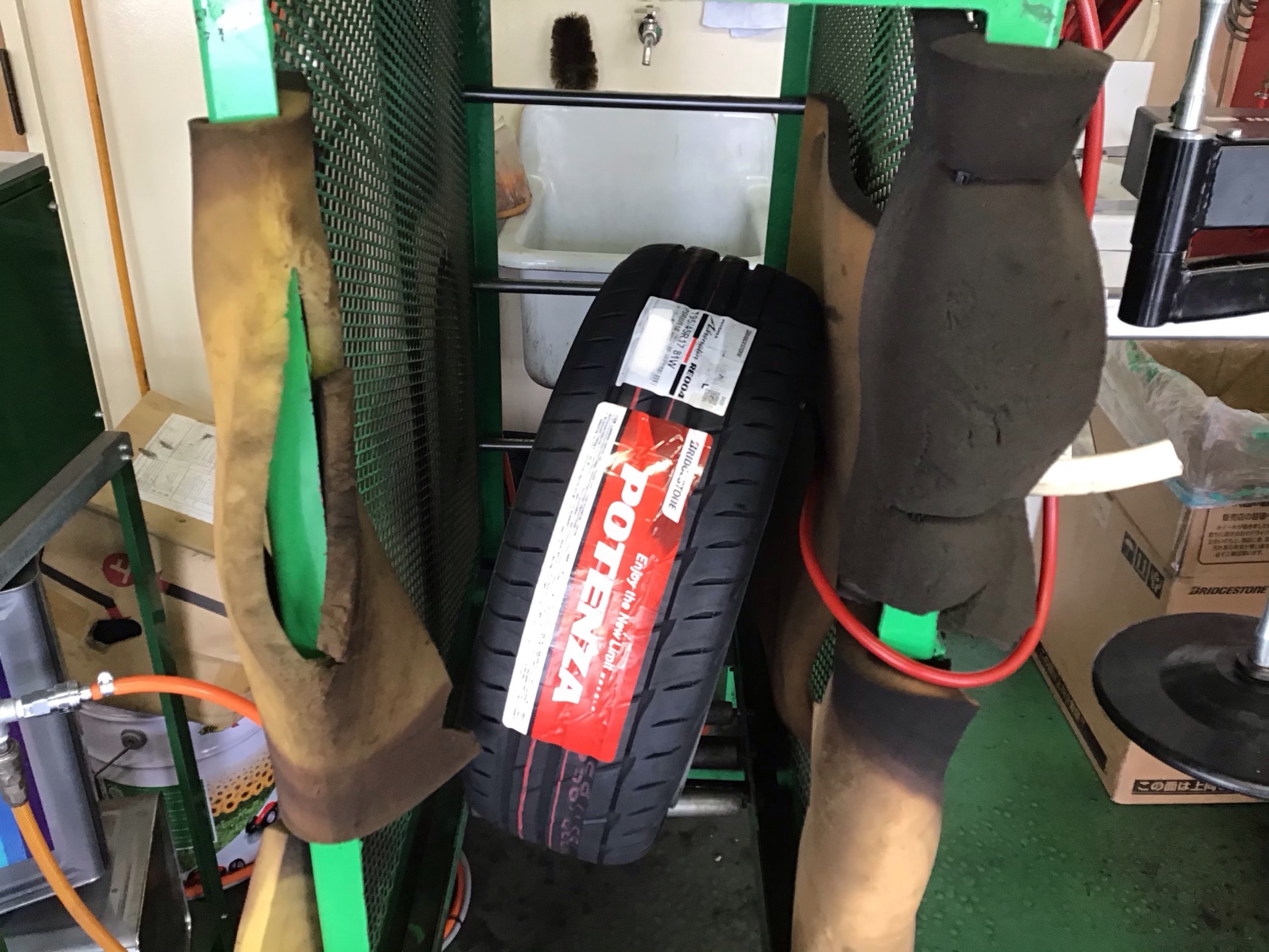 Suzuki スイフトスポーツ Potenza タイヤ交換 スズキ スイフト スポーツ タイヤ タイヤ ホイール関連 タイヤ ホイール交換 作業紹介 タイヤ館 ２４６さぎぬま 神奈川県のタイヤ カー用品ショップ タイヤからはじまる トータルカーメンテナンス タイヤ館グループ