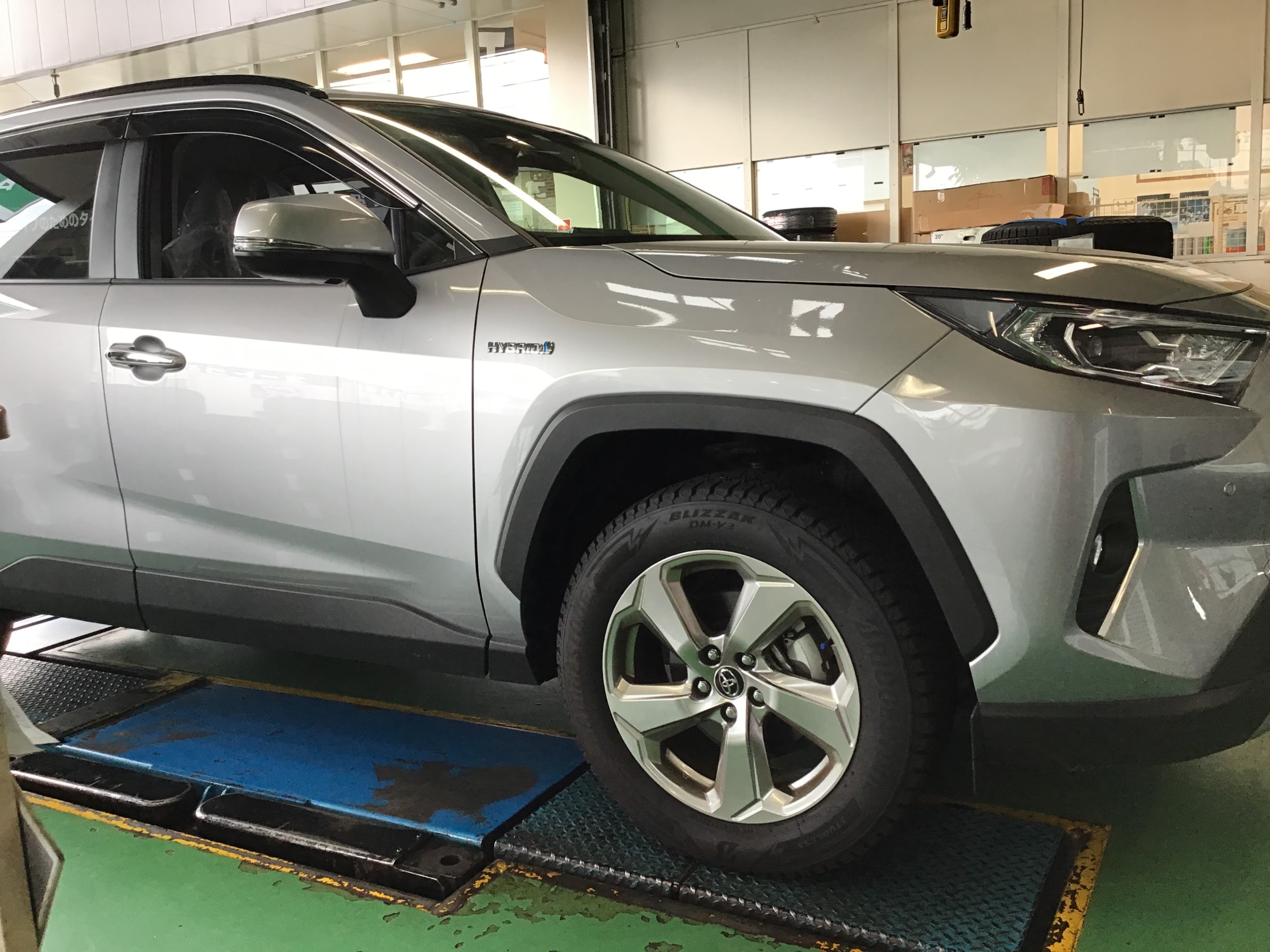 RAV4 ホイール交換(^^)/ | 店舗おススメ情報 | タイヤ館 都筑 RAV4 ホイール交換(^^)/ | 店舗おススメ情報 | タイヤ館 都筑