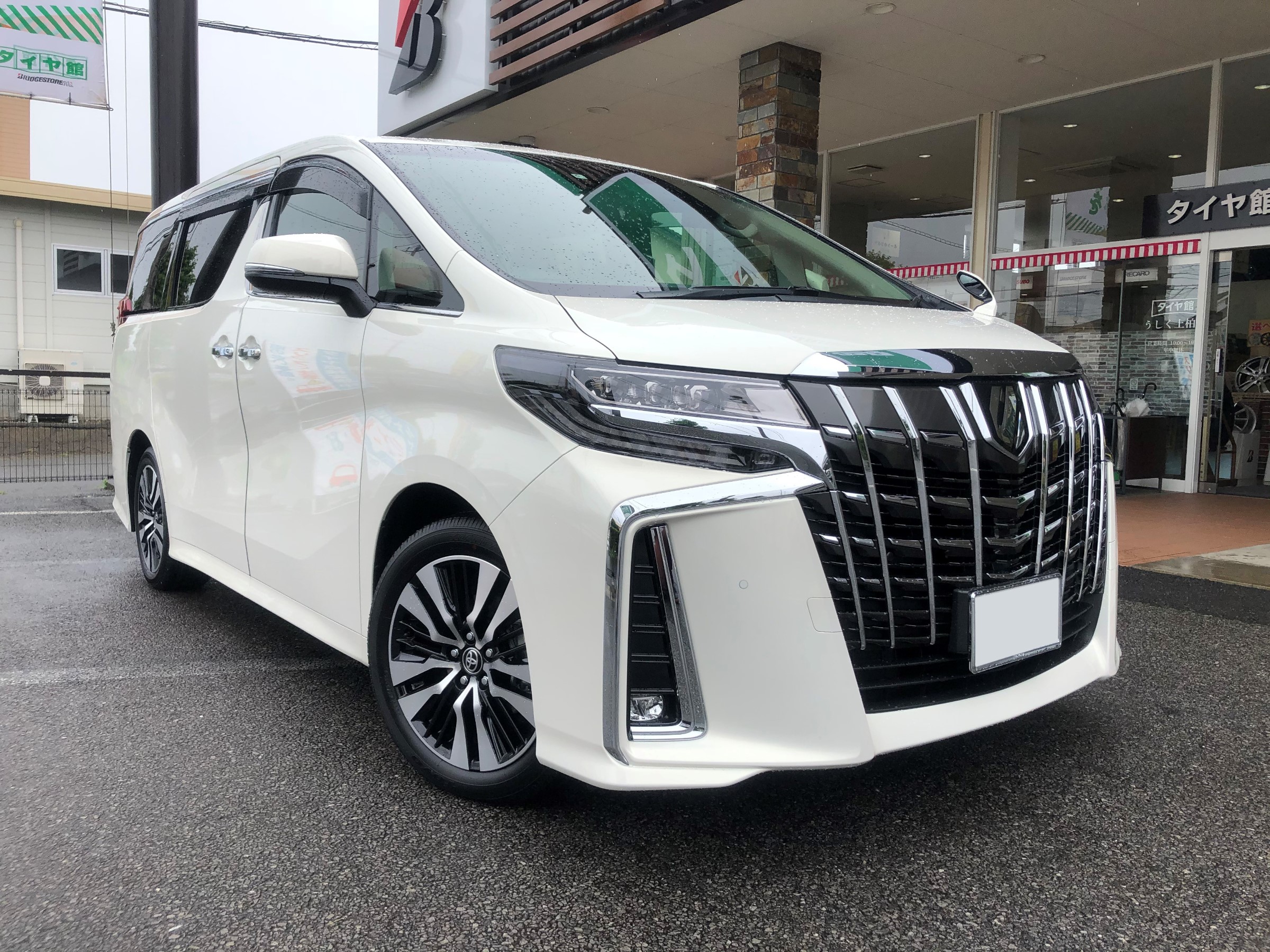 トヨタ アルファード Agh30w ドライブレコーダー取り付け トヨタ アルファード ハイブリッド カー用品取付 ドライブレコーダー取付 サービス事例 タイヤ館 うしく上柏田 茨城県のタイヤ カー用品ショップ タイヤからはじまる トータルカーメンテナンス