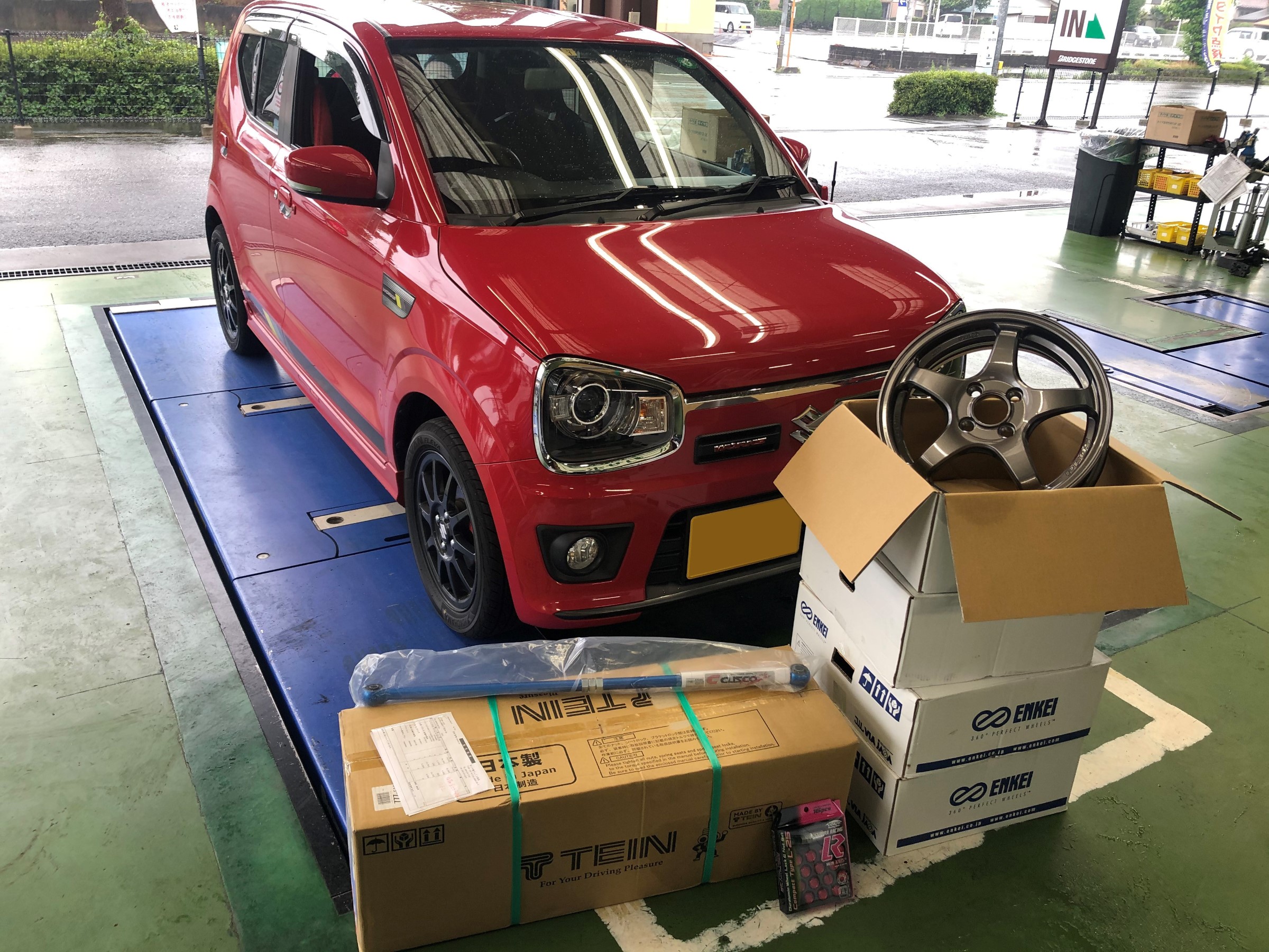 スズキ アルトワークス4ｗｄ Ha36s ホイール 車高調 ラテラルロッド取付け スズキ アルトワークス4wd パーツ取付 各種用品取付 サービス事例 タイヤ館 うしく上柏田 茨城県のタイヤ カー用品ショップ タイヤからはじまる トータルカーメンテナンス