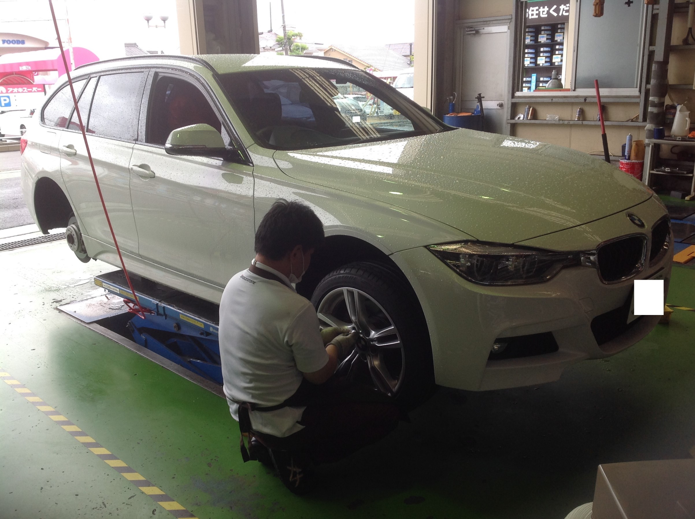 Bmw ランフラットタイヤ交換です タイヤ ランフラットタイヤ取扱 スタッフ日記 タイヤ館 ｸﾞﾘｰﾝﾛｰﾄﾞ 愛知県 三重県のタイヤ カー用品ショップ タイヤからはじまる トータルカーメンテナンス タイヤ館グループ