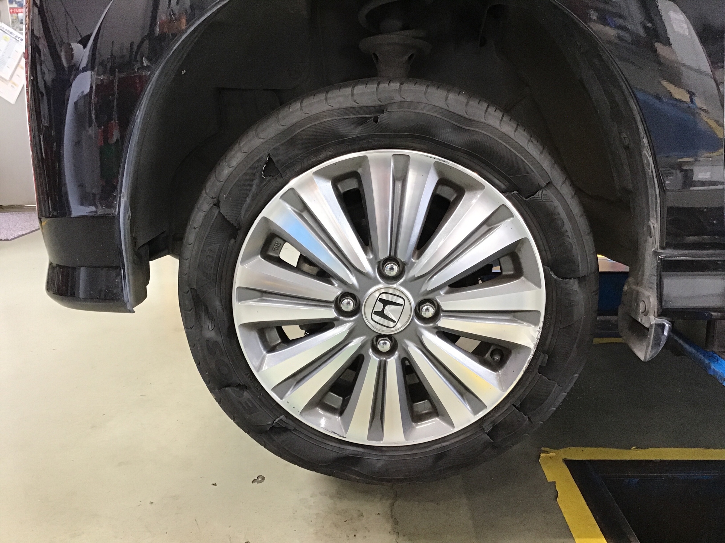 ライフdiva 縁石でパンク ホンダ ライフ タイヤ タイヤ ホイール関連 タイヤ ホイール交換 サービス事例 タイヤ館 玉川上水 東京都のタイヤ カー用品ショップ タイヤからはじまる トータルカーメンテナンス タイヤ館グループ