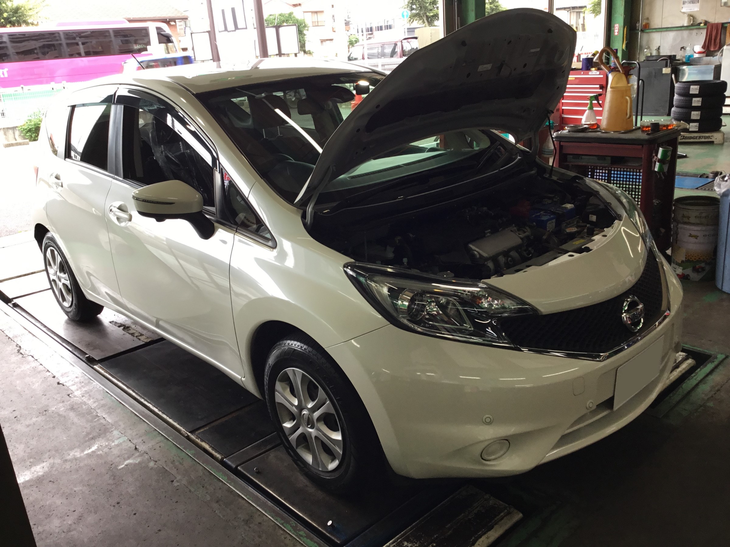 E12型ノート、ルームランプ交換！ | 日産 ノート その他 パーツ取付 > 各種用品取付 | 技術サービスブログ | タイヤ館 鎌ヶ谷 |  千葉県のタイヤ、カー用品ショップ タイヤからはじまる、トータルカーメンテナンス タイヤ館グループ