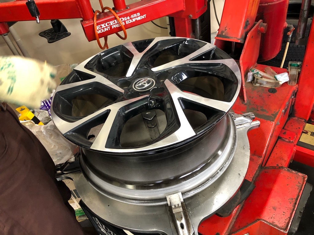 トヨタ C-HR 225/50R18 タイヤ交換 | トヨタ C-HR タイヤ | 作業