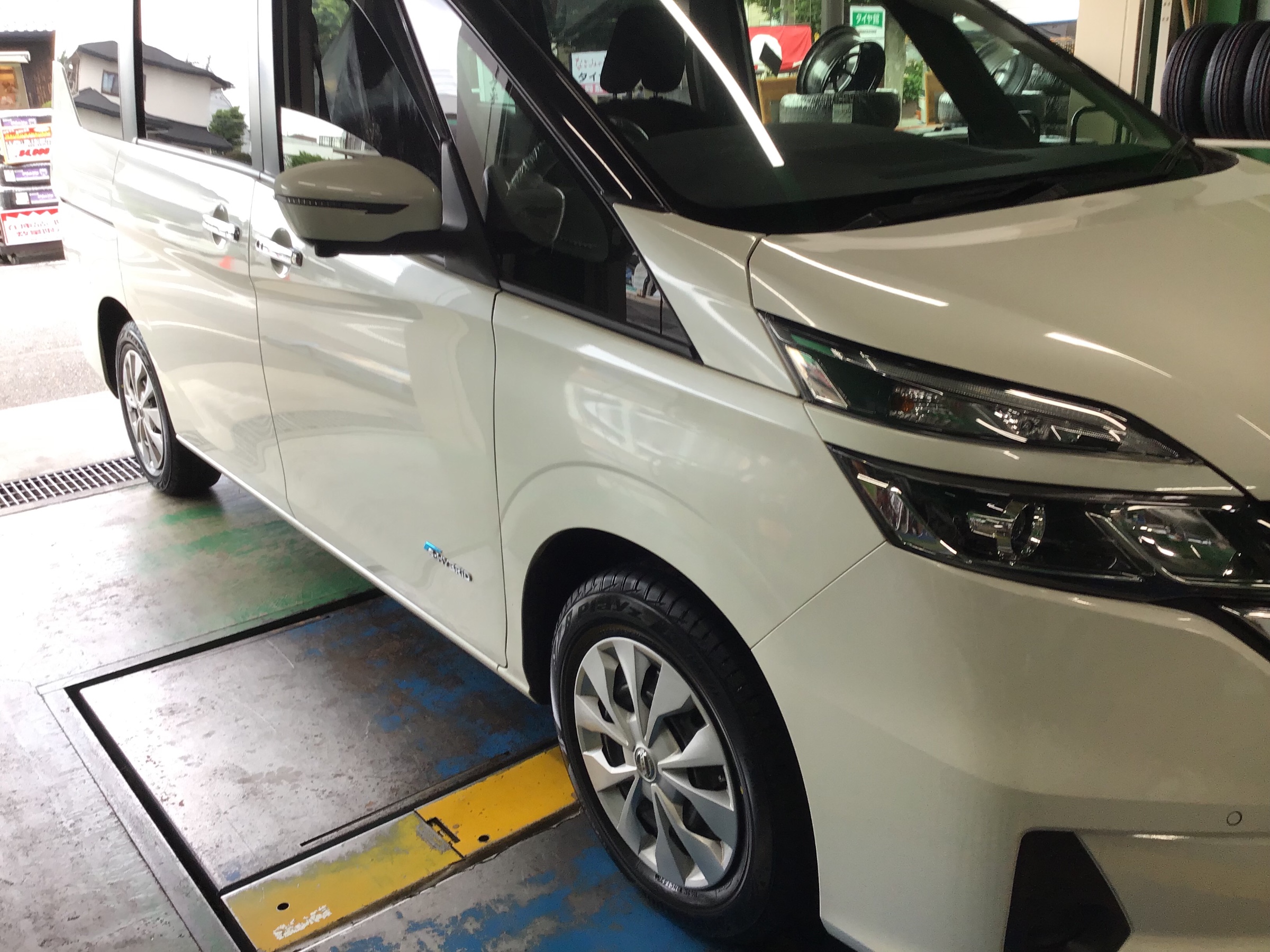 セレナs ハイブリッド タイヤ4本交換 日産 セレナ サービス事例 タイヤ館 勝田台 千葉県のタイヤ カー用品ショップ タイヤからはじまる トータルカーメンテナンス タイヤ館グループ
