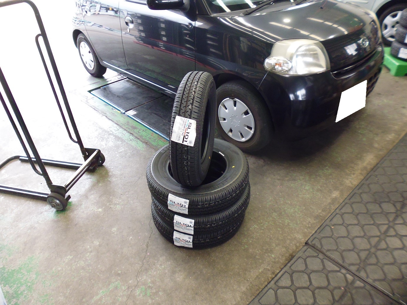L235型エッセ 軽自動車のタイヤ交換 ダイハツ エッセ タイヤ サービス事例 タイヤ館 加古川中央 兵庫県のタイヤ カー用品ショップ タイヤからはじまる トータルカーメンテナンス タイヤ館グループ