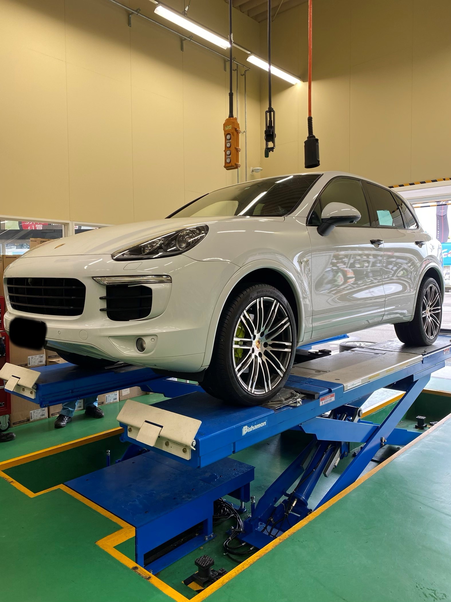 カイエン 脱着作業 ポルシェ カイエン サービス事例 タイヤ館 笠岡 タイヤからはじまる トータルカーメンテナンス タイヤ館グループ
