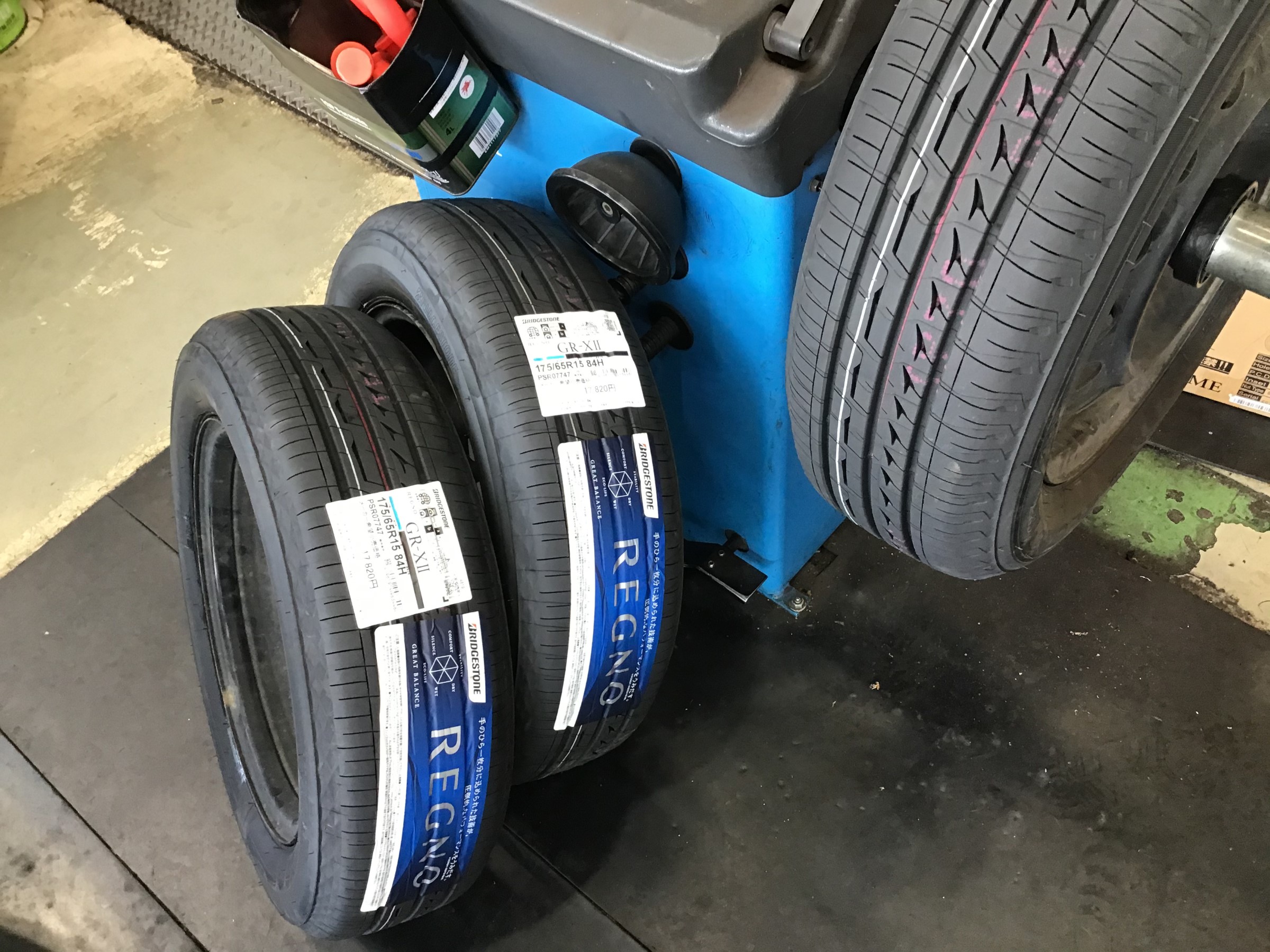 トヨタアクア タイヤ交換 レグノgr X トヨタ アクア タイヤ タイヤ ホイール関連 タイヤ ホイール交換 スタッフ日記 タイヤ館 めじろ台 東京都のタイヤ カー用品ショップ タイヤからはじまる トータルカーメンテナンス タイヤ館グループ
