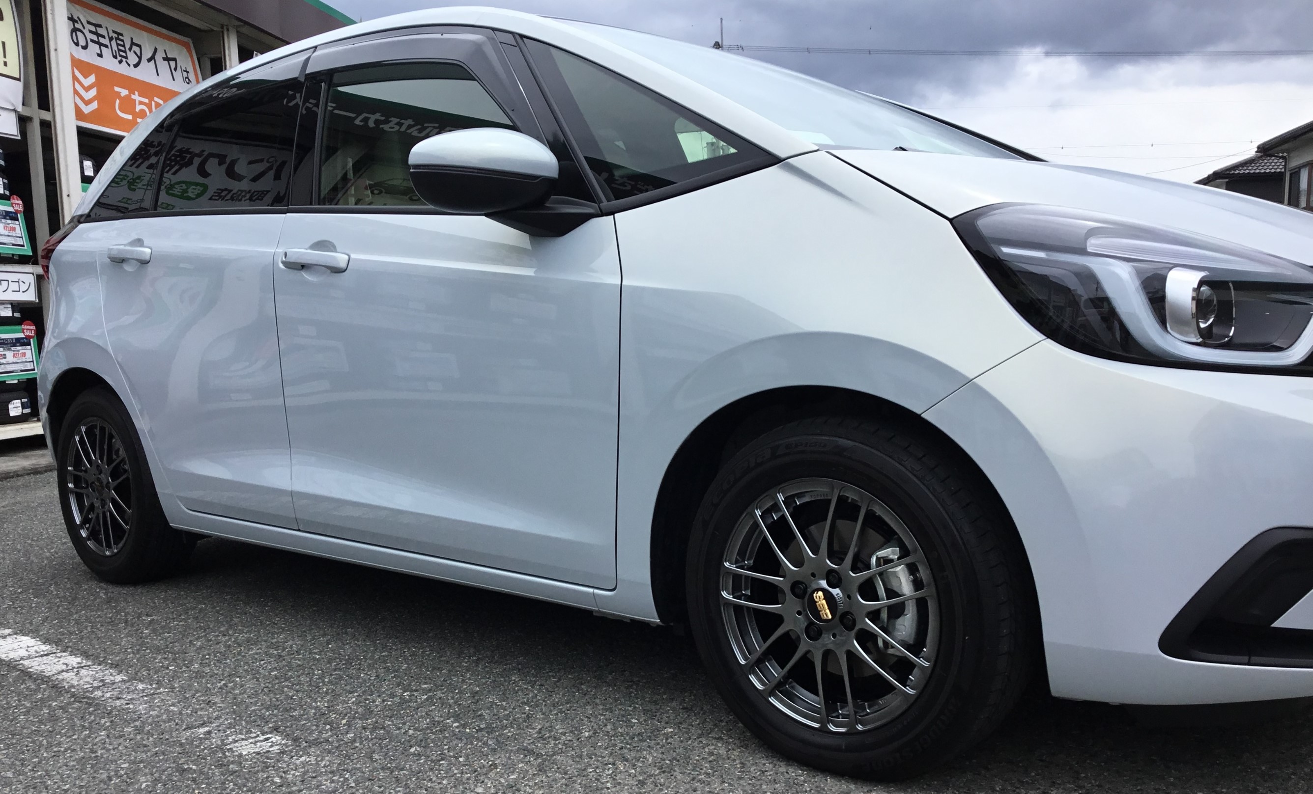 新型フィットHV☆BBS RE-L2☆取り付け | 店舗おススメ情報 | タイヤ館