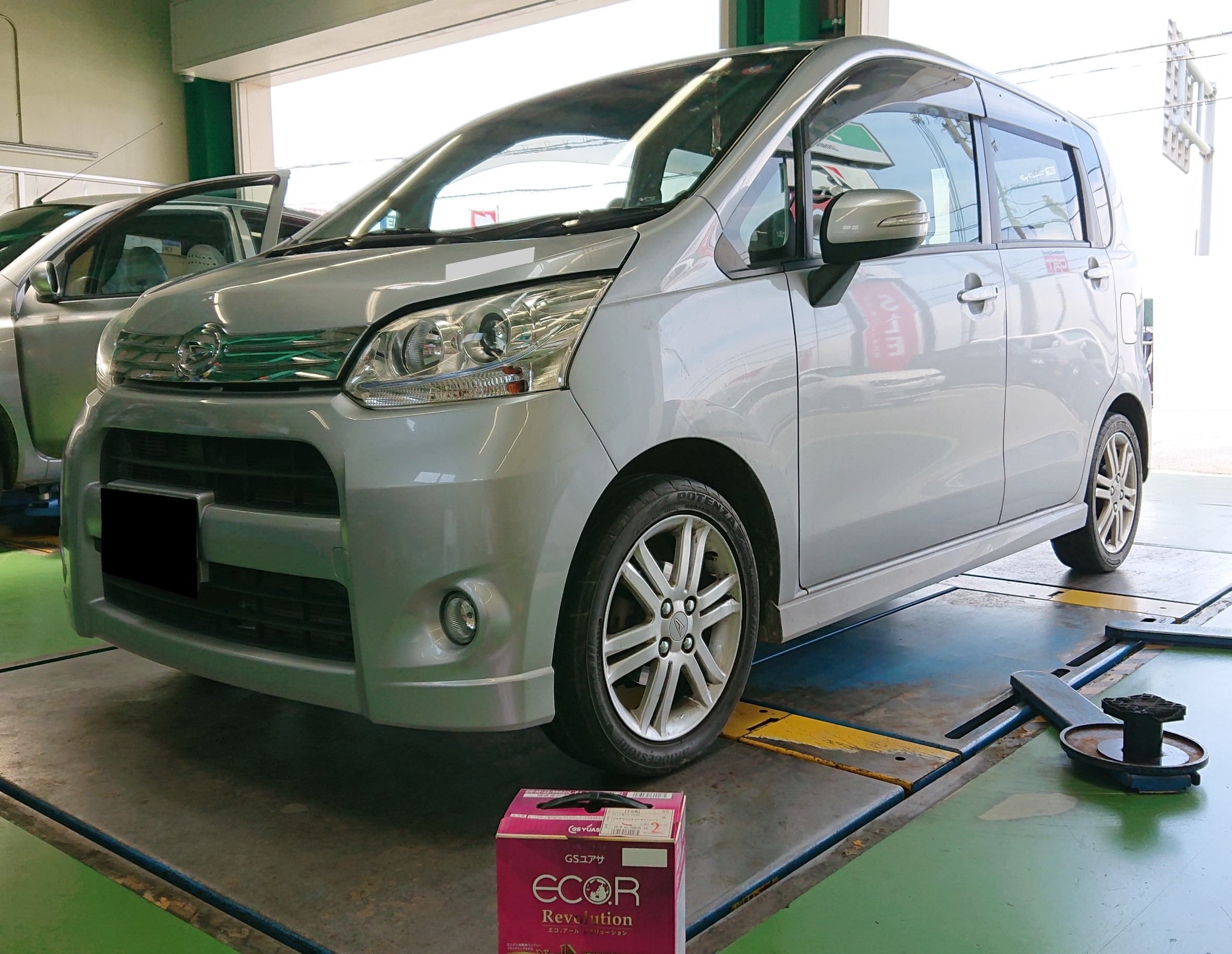 アイドリングストップ車 ハイブリッドカーの バッテリー交換 もお任せください ダイハツ ムーヴ メンテナンス商品 パーツ取付 バッテリー交換 サービス事例 タイヤ館 土山 タイヤからはじまる トータルカーメンテナンス タイヤ館グループ