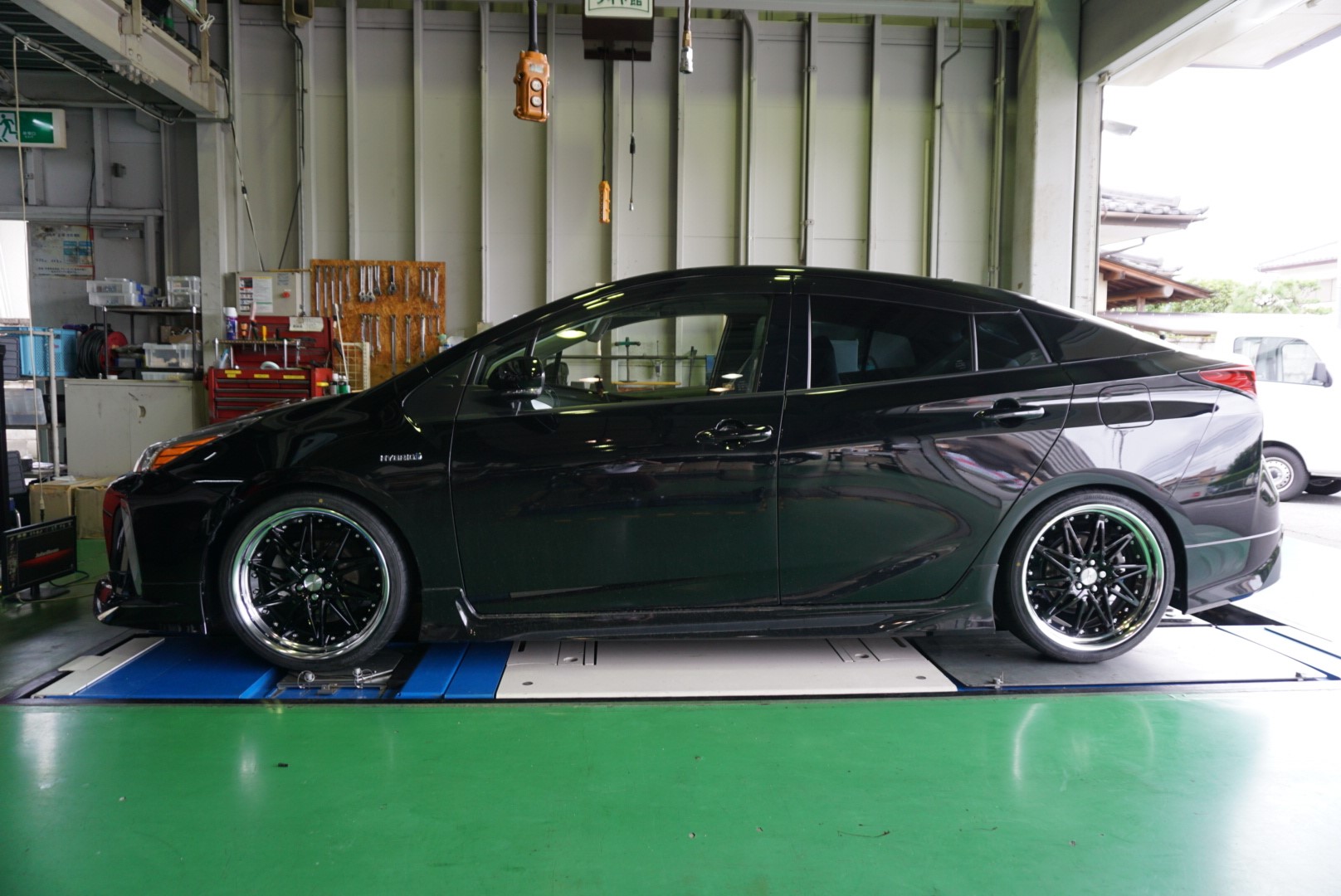 トヨタ 50系プリウスにWORK SCHWERT SG1取り付け | 店舗おススメ情報