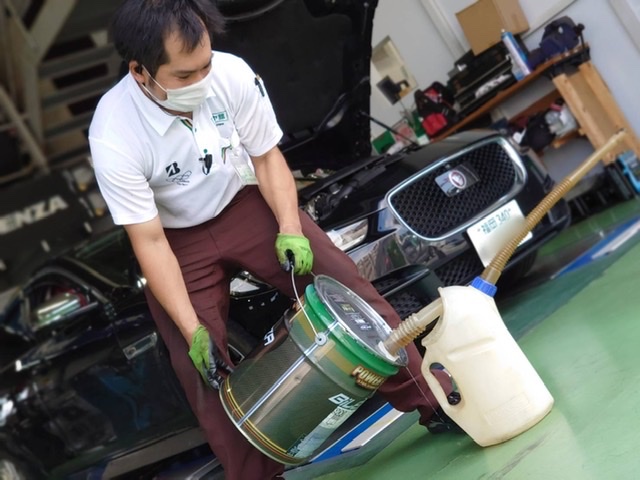 ジャガー Xe ディーゼル エンジンオイル交換をしましたっ メンテナンス商品 オイル関連 エンジンオイル交換 技術サービス施工事例 タイヤ館 福岡東 タイヤからはじまる トータルカーメンテナンス タイヤ館グループ