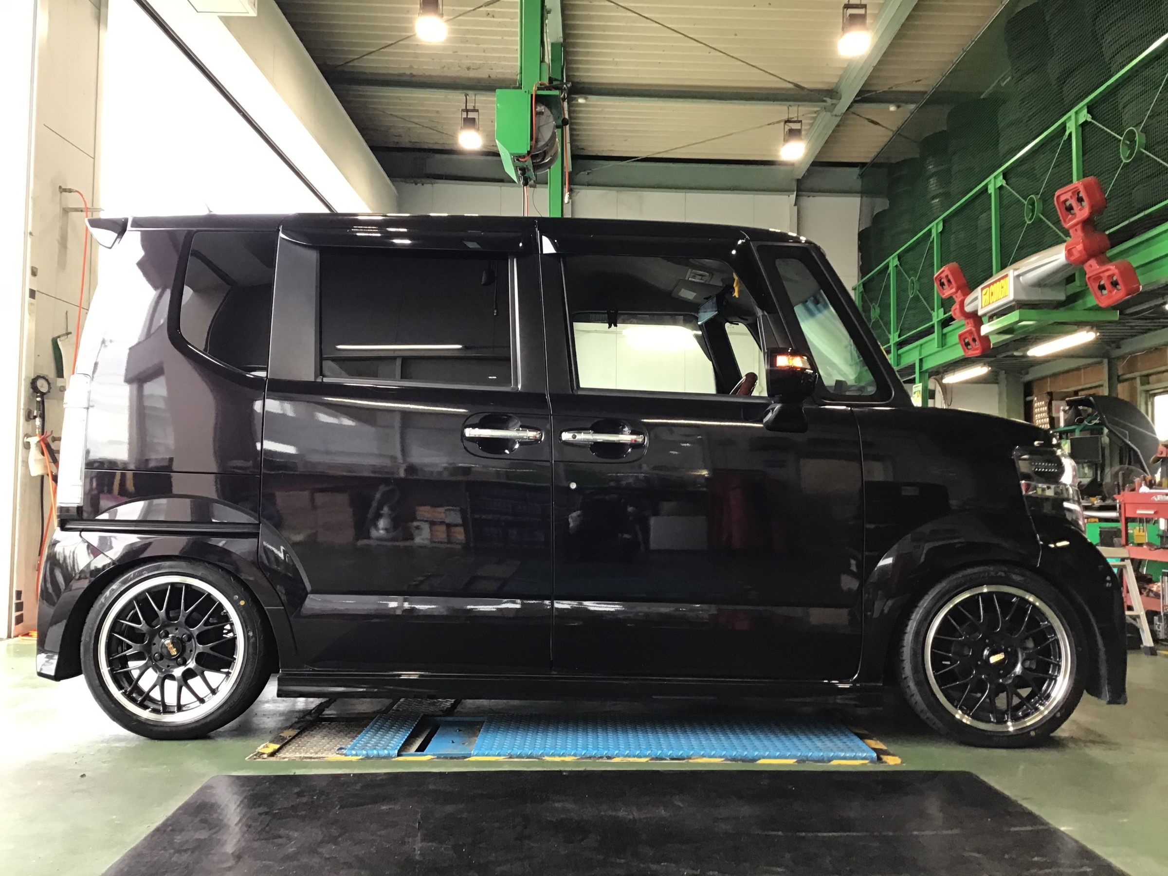 N Boxカスタム sホイール取り付け ホンダ N Boxカスタム ホイール タイヤ ホイール関連 タイヤ ホイール交換 サービス事例 タイヤ館 徳島 徳島県のタイヤ カー用品ショップ タイヤからはじまる トータルカーメンテナンス タイヤ館グループ