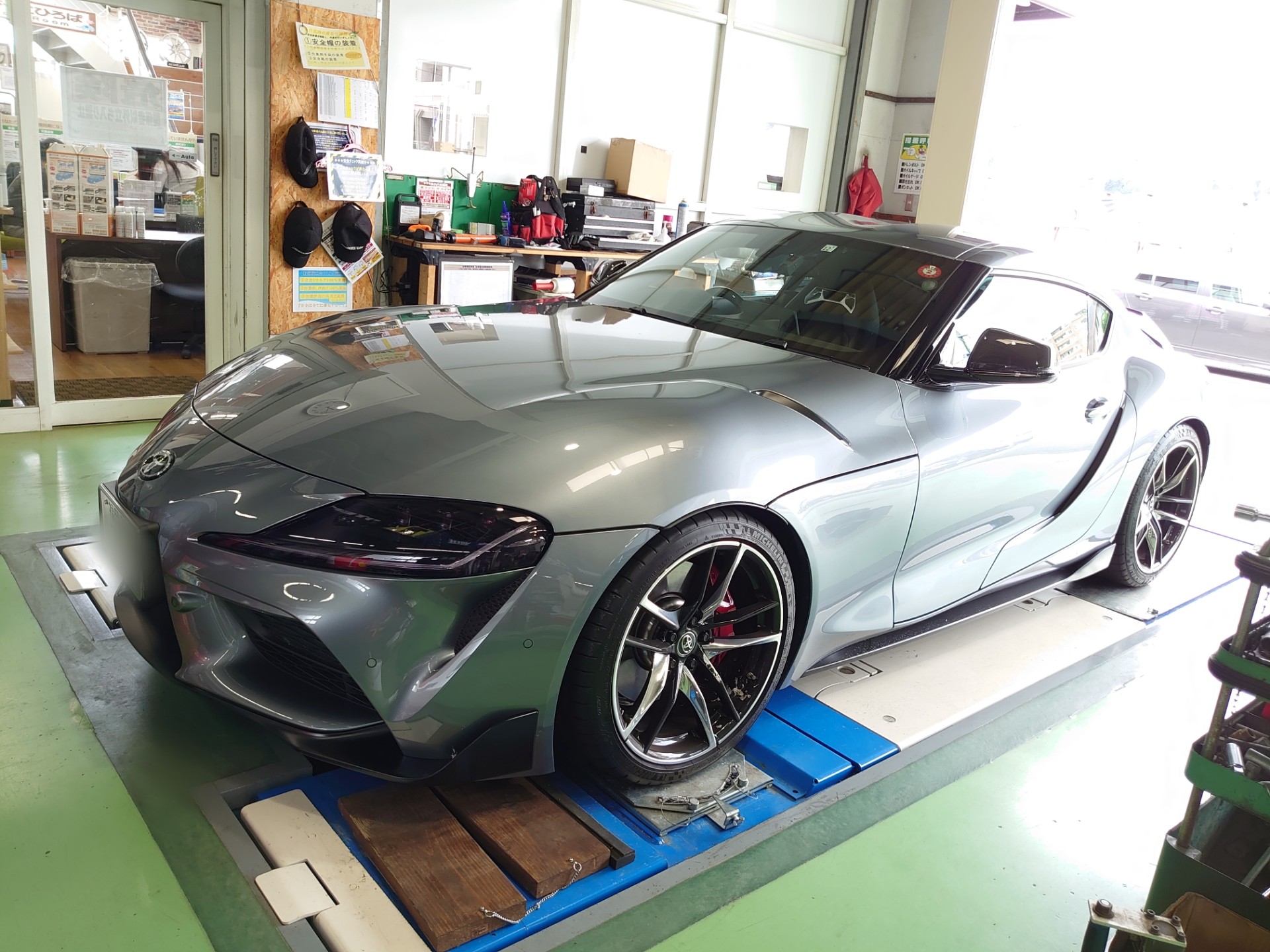 Gr Supra スープラ エンジン スタート ボタン を 洒落たレッドボタン にしました トヨタ スープラ その他 外装 内装取付 エアロ取付 技術サービス施工事例 タイヤ館 福岡東 タイヤからはじまる トータルカーメンテナンス タイヤ館グループ