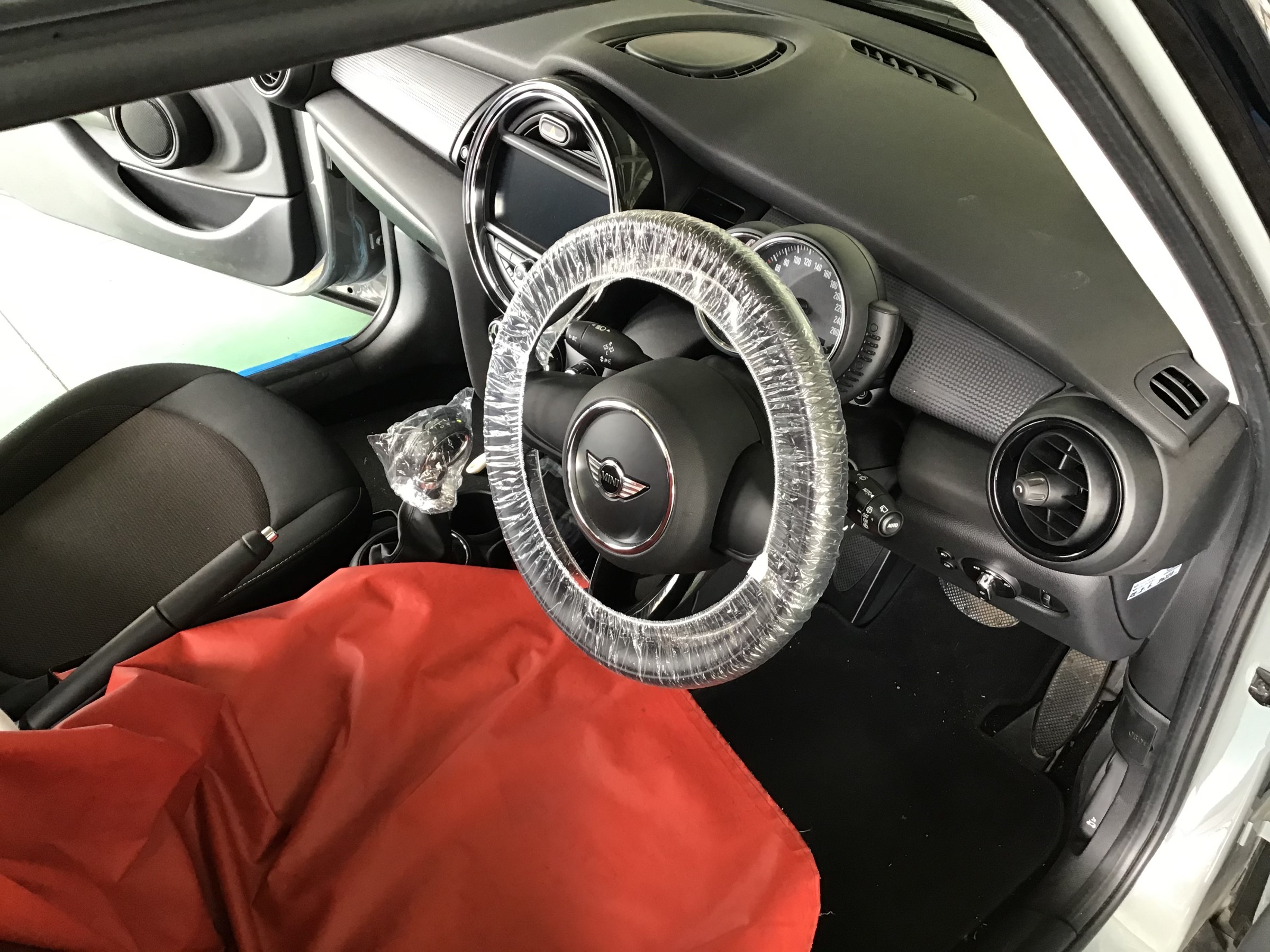 ミニ クーパー ドライブレコーダー 車内抗菌クリーン 施工作業 Bmw Mini メンテナンス商品 カー用品取付 ドライブレコーダー取付 作業紹介 タイヤ館 金沢西 石川県 福井県のタイヤ カー用品ショップ タイヤからはじまる トータルカーメンテナンス タイヤ館