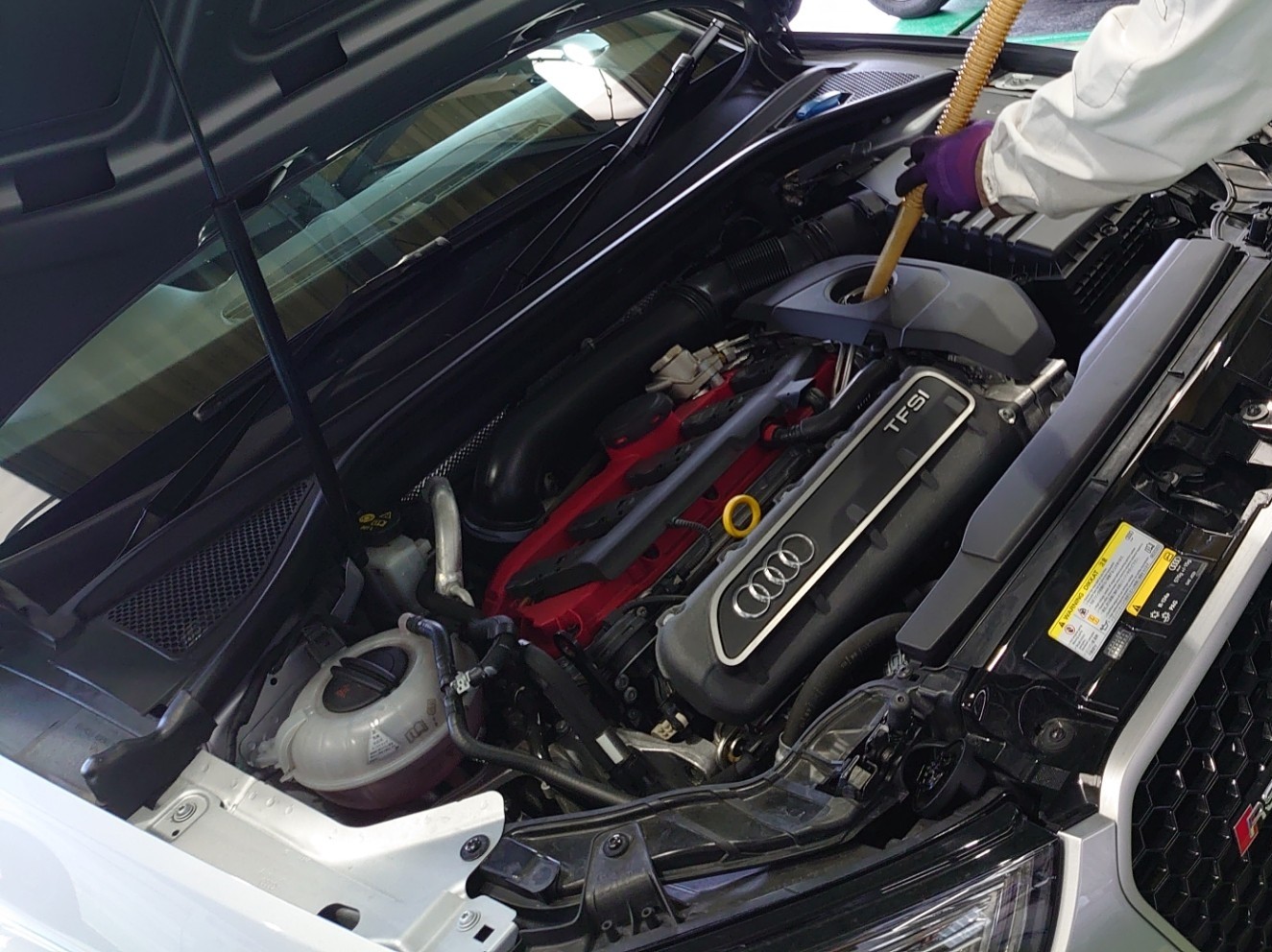 アウディrs3 の エンジン オイル交換しました D アウディ Rs3 メンテナンス商品 オイル関連 エンジンオイル交換 技術サービス施工事例 タイヤ館 福岡東 タイヤからはじまる トータルカーメンテナンス タイヤ館グループ
