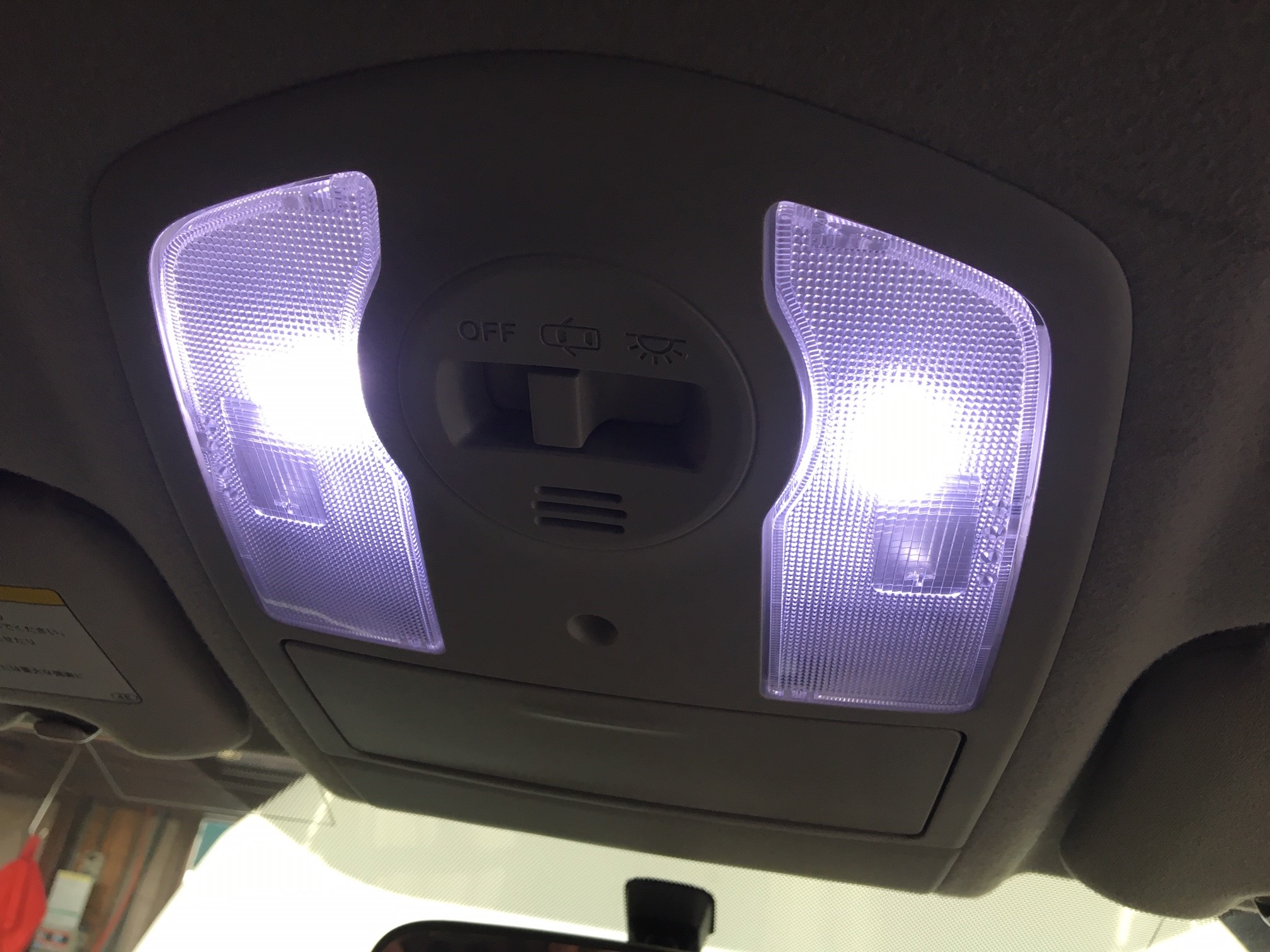 【トヨタ・プリウス・ZVW30】LEDライト交換 | トヨタ プリウス その他 カー用品取付 > HID・LED 電球取付 | サービス事例
