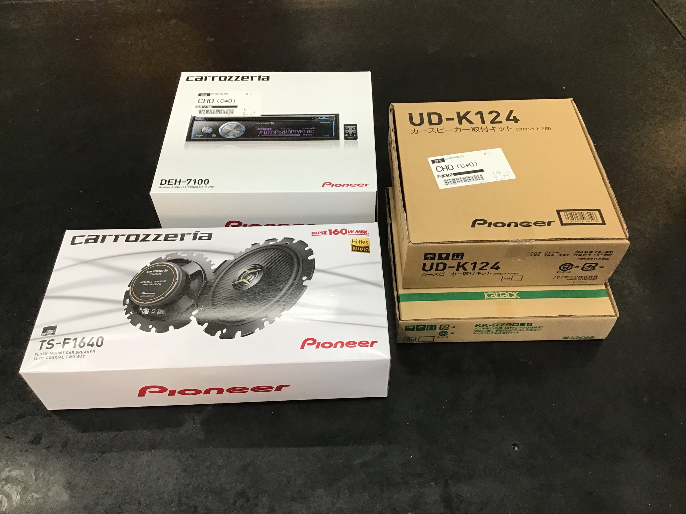 JB74 ジムニーシエラ オーディオスピーカー取付け | スズキ ジムニーシエラ AVナビ機器 | サービス事例 | タイヤ館 めじろ台 |  東京都のタイヤ、カー用品ショップ タイヤからはじまる、トータルカーメンテナンス タイヤ館グループ