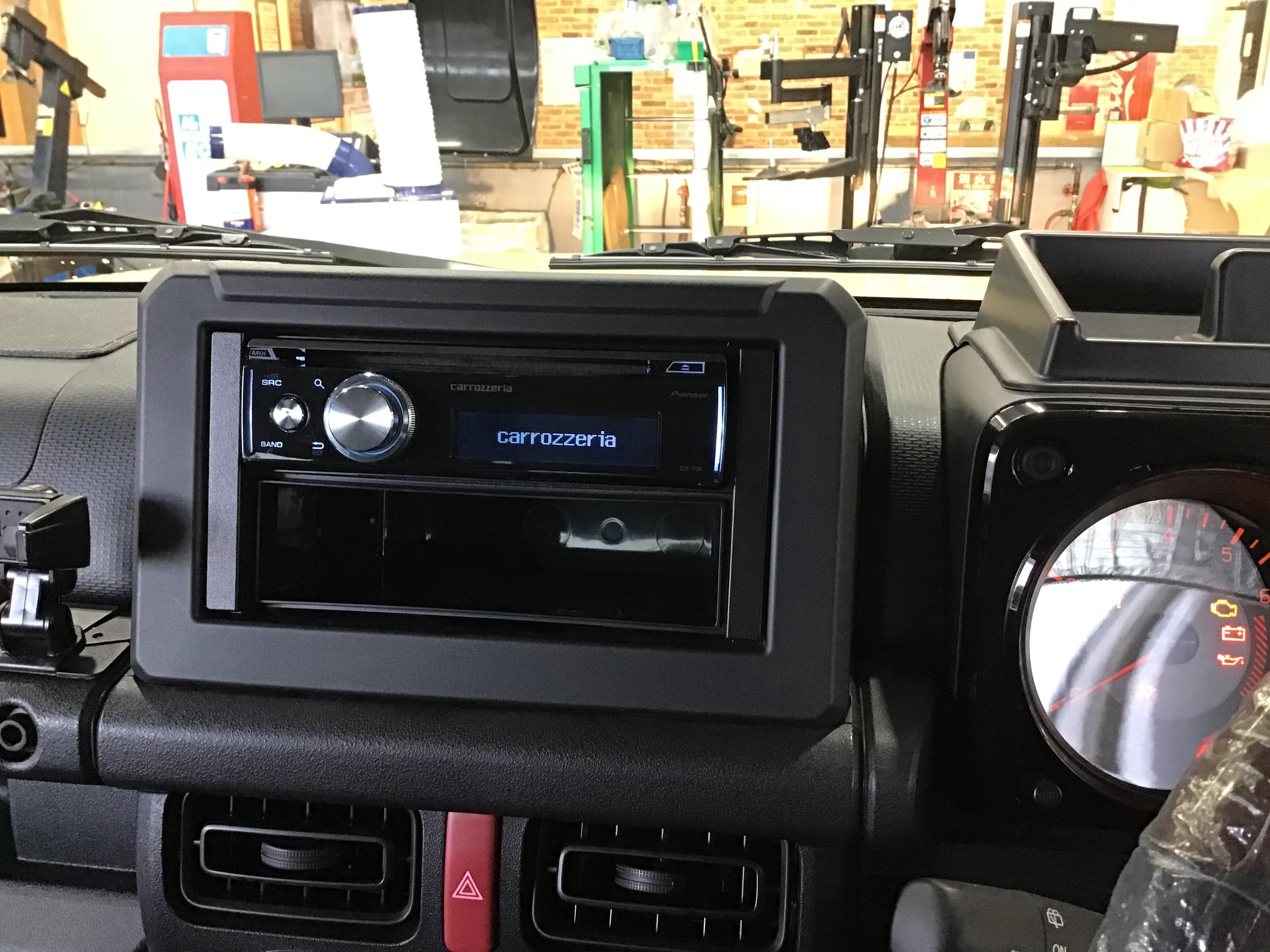 Jb74 ジムニーシエラ オーディオ スピーカー取付け スズキ ジムニーシエラ Av ナビ機器 サービス事例 タイヤ館 めじろ台 東京都のタイヤ カー用品ショップ タイヤからはじまる トータルカーメンテナンス タイヤ館グループ