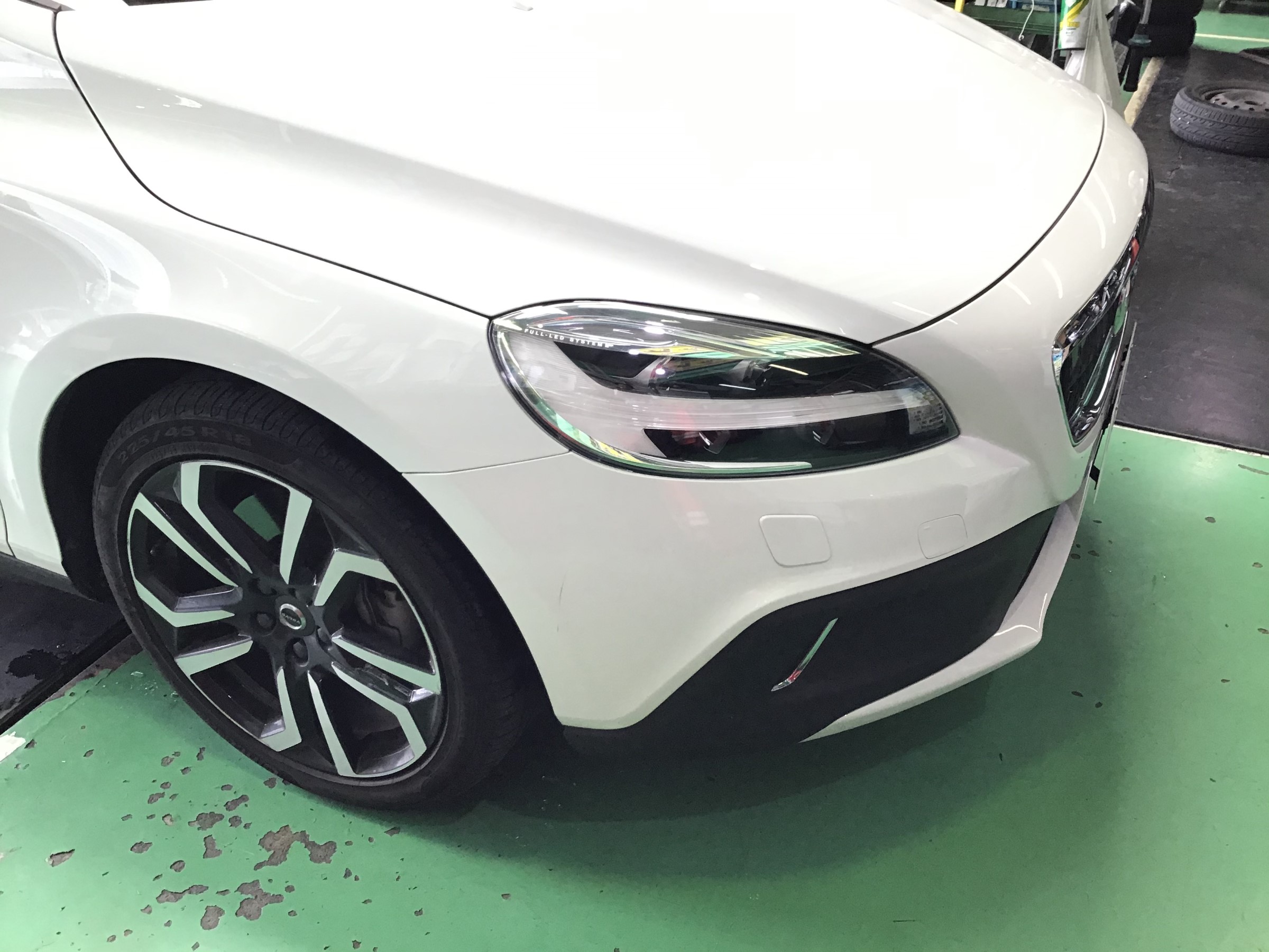 ボルボ【V40 クロスカントリー】 ドライブレコーダー取り付け | 店舗お