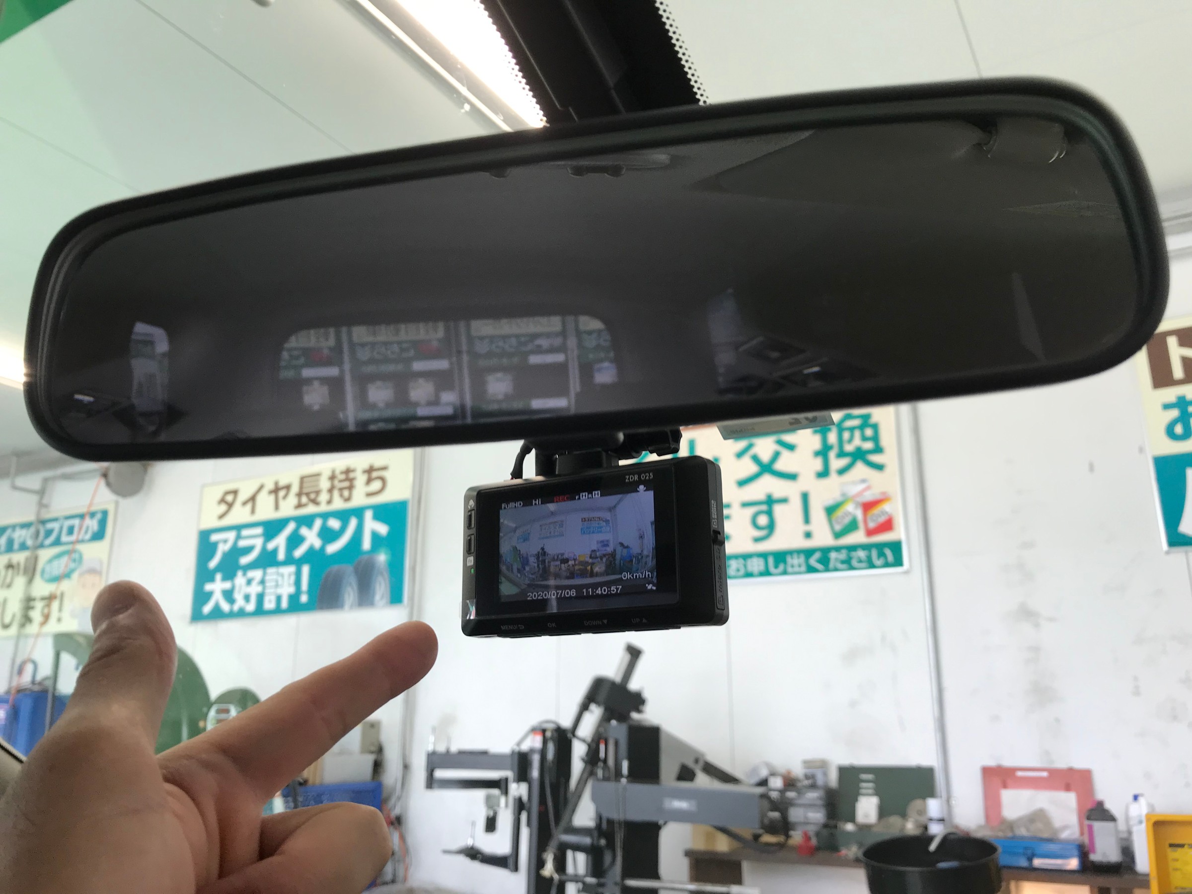 日産 セレナ C26型 撮るなら前後 ドライブレコーダー 2カメラモデルのお取り付けです 日産 セレナ Av ナビ機器 カー用品取付 Av商品 取付 サービス事例 タイヤ館 土浦北インター 茨城県のタイヤ カー用品ショップ タイヤからはじまる トータルカー