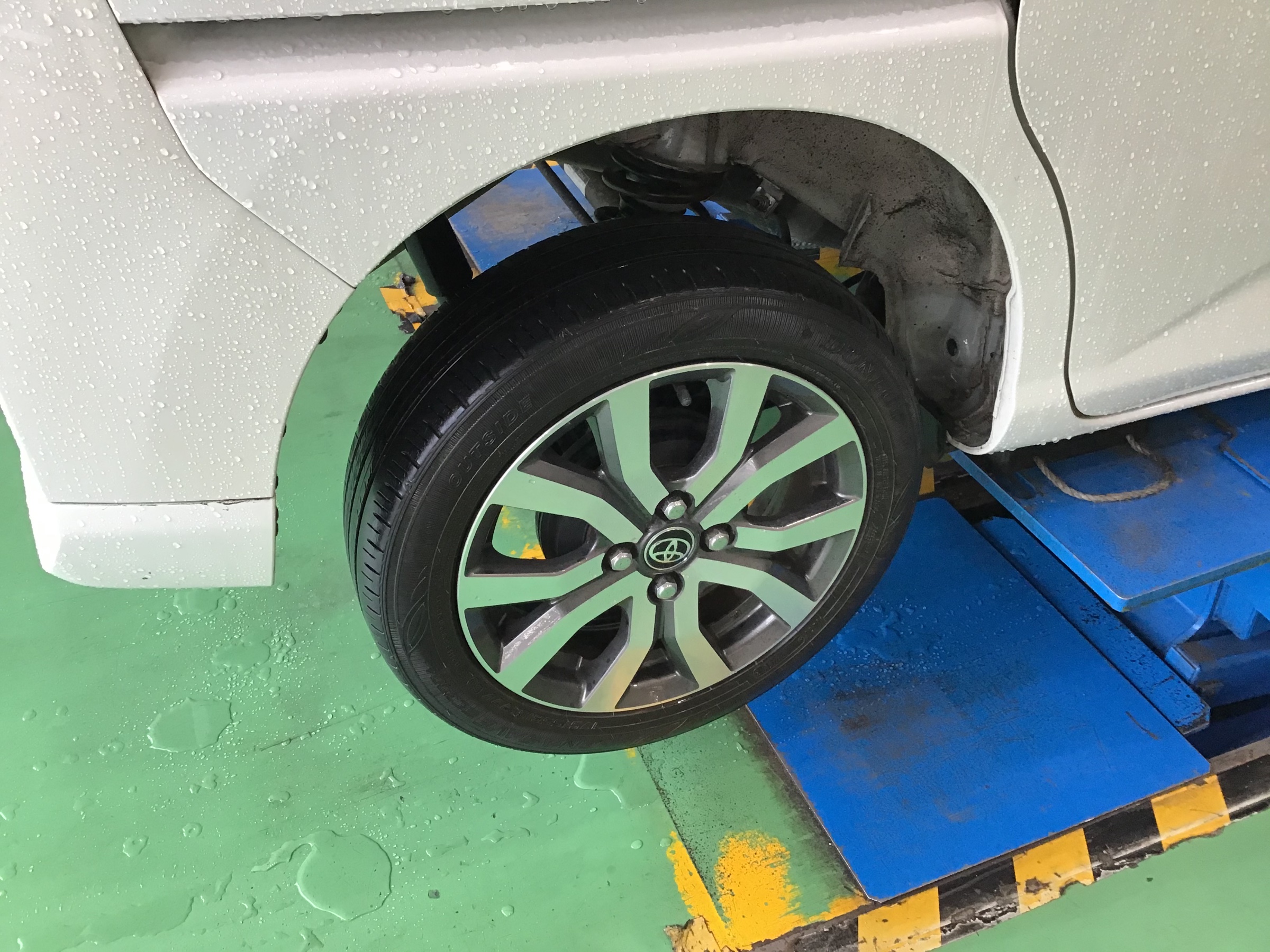 Toyotaのルーミーのタイヤ交換 トヨタ ルーミー タイヤ ホイール関連 タイヤ ホイール交換 サービス事例 タイヤ館 新座 タイヤからはじまる トータルカーメンテナンス タイヤ館グループ