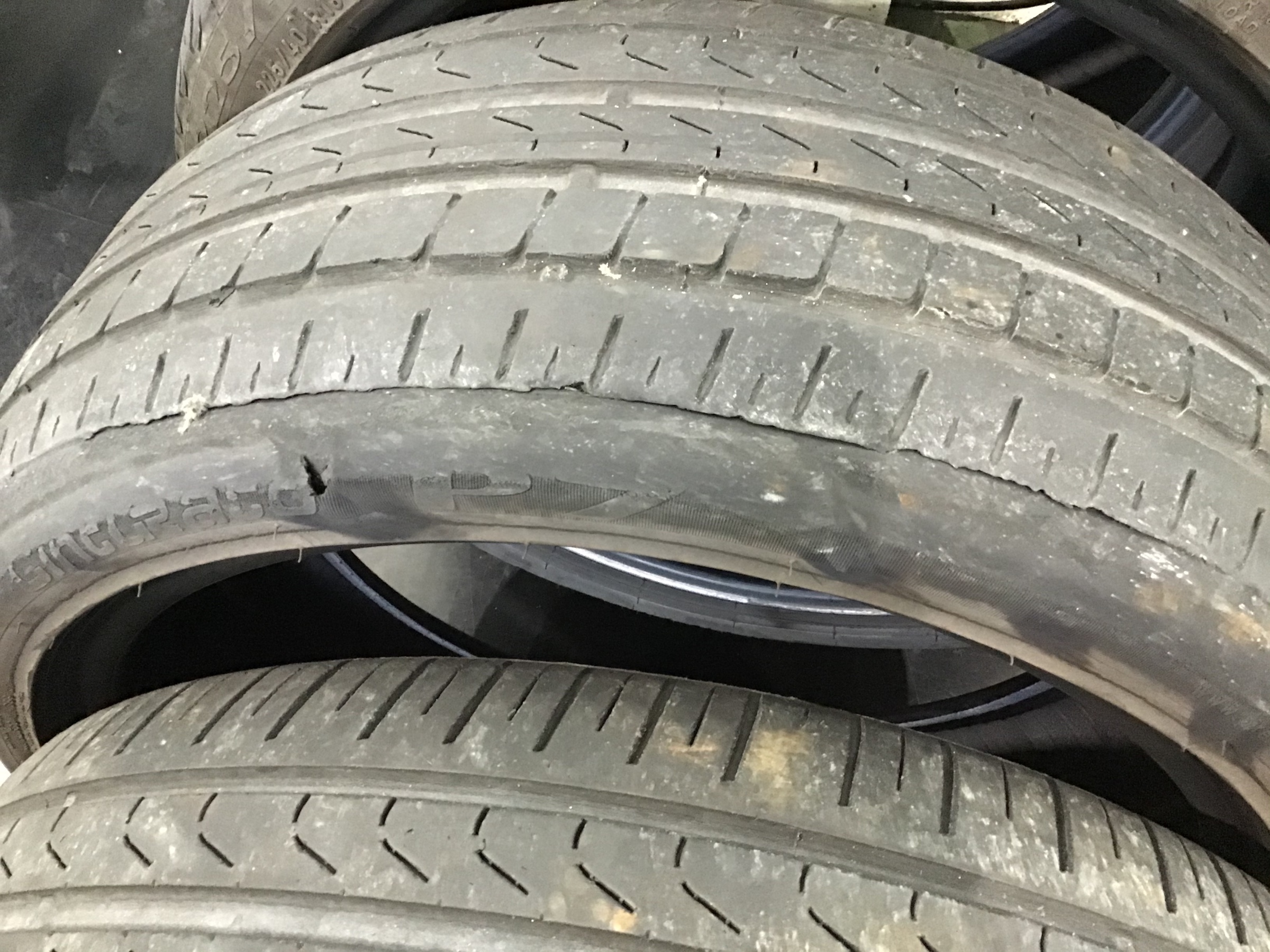 アライメント不良から、タイヤが損傷してエアー漏れ(パンク)してしまいました。