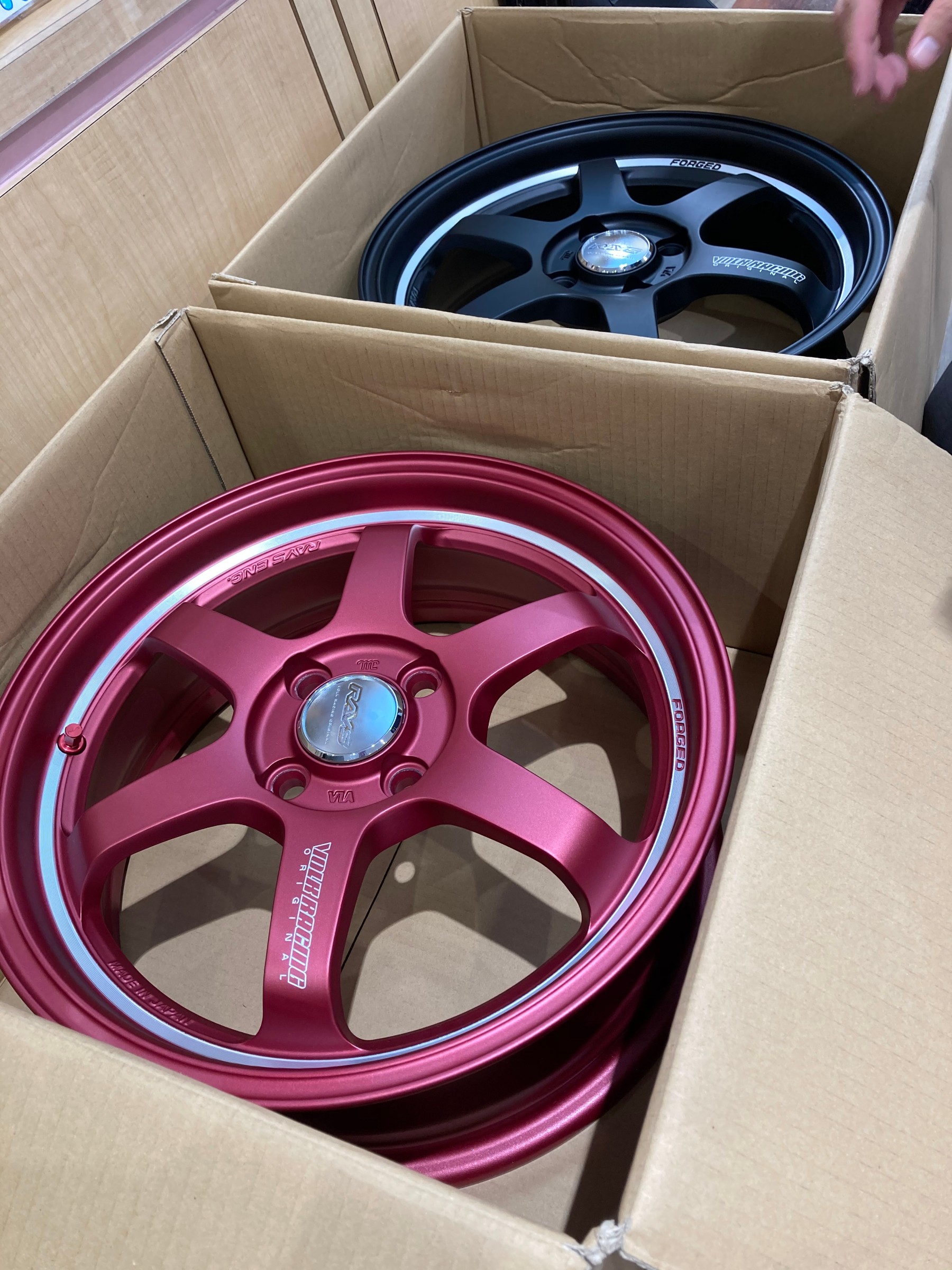 ピンクと赤のステアリングホイール新古品です。8さん専用です。 RAYSアルミホイール・新商品のご紹介】made in JAPANのチカラ