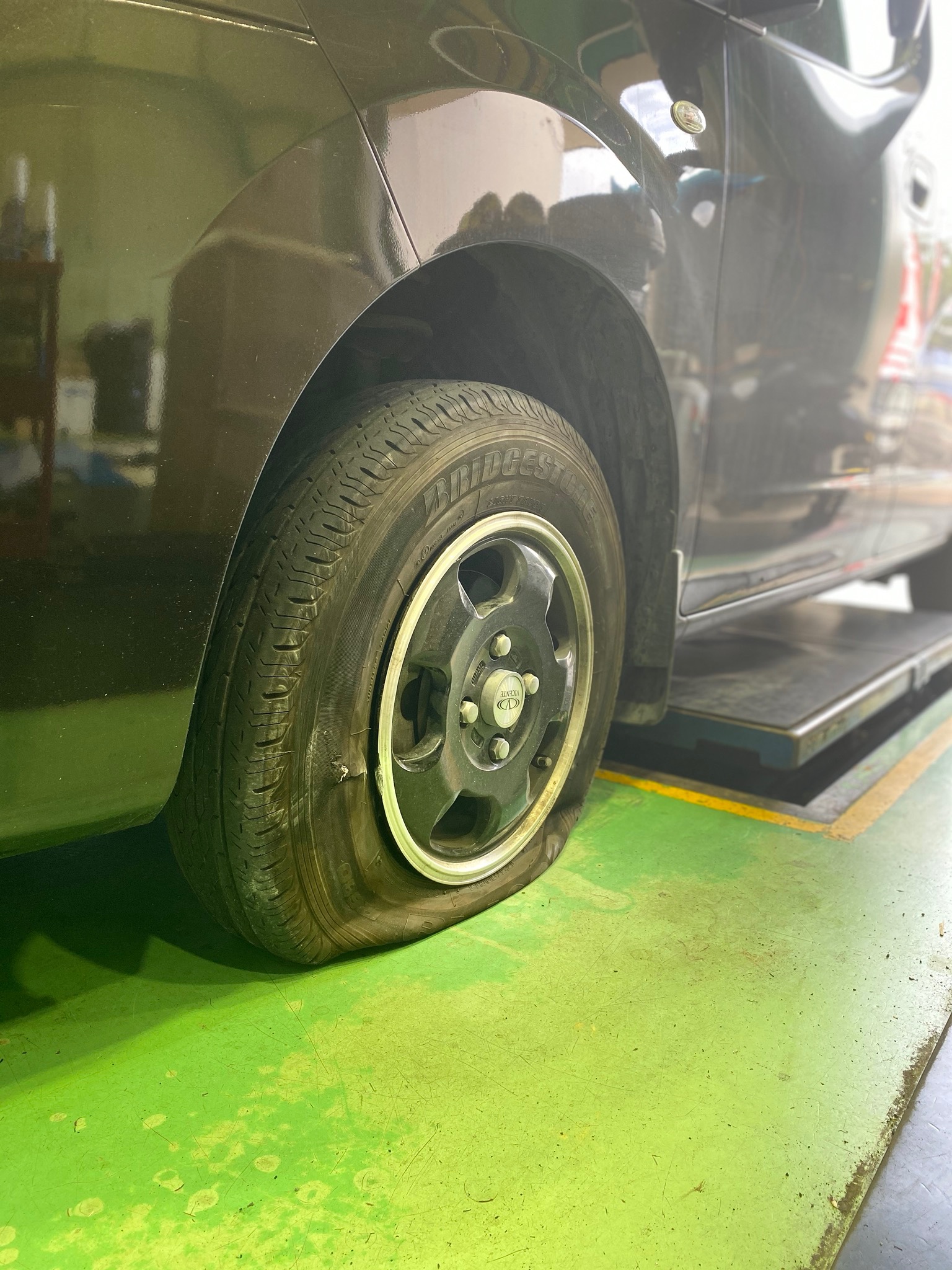 日産 Nv0 パンク タイヤ交換 スタッフ日記 タイヤ館 木津 京都府 滋賀県のタイヤからはじまる トータルカーメンテナンス タイヤ館グループ