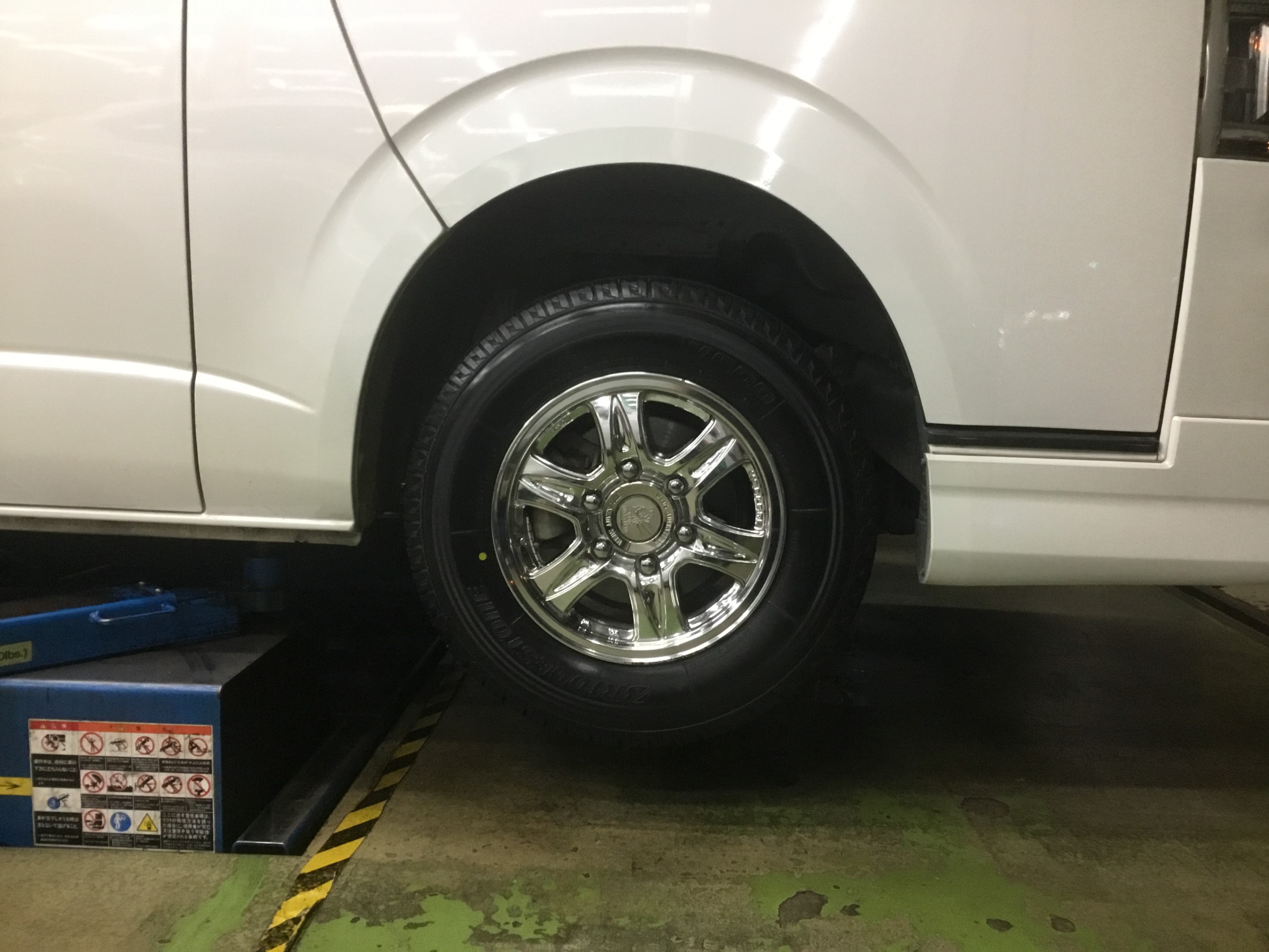 Hiace タイヤ4本交換 トヨタ ハイエース タイヤ タイヤ ホイール関連 タイヤ ホイール交換 スタッフ日記 タイヤ館 パドック２４６ 東京都のタイヤ カー用品ショップ タイヤからはじまる トータルカーメンテナンス タイヤ館グループ