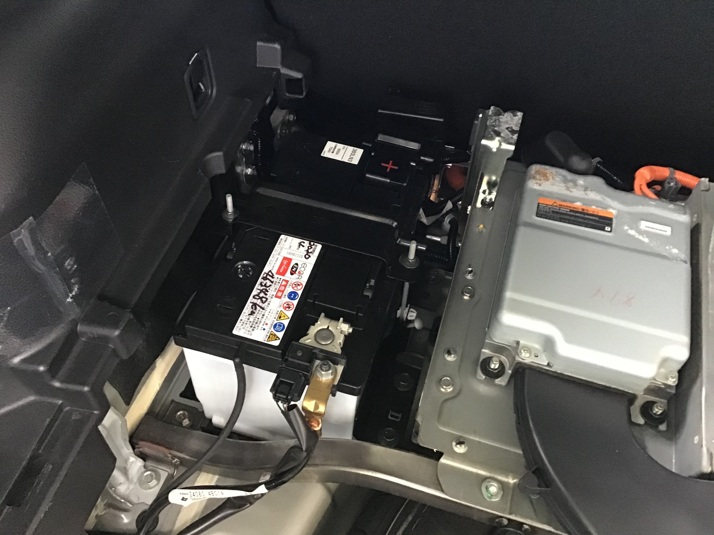 日産 X トレイル Hv Ht32 バッテリー交換 日産 エクストレイル メンテナンス商品 その他 無料安全点検 サービス事例 タイヤ館 大船 神奈川県のタイヤ カー用品ショップ タイヤからはじまる トータルカーメンテナンス タイヤ館グループ